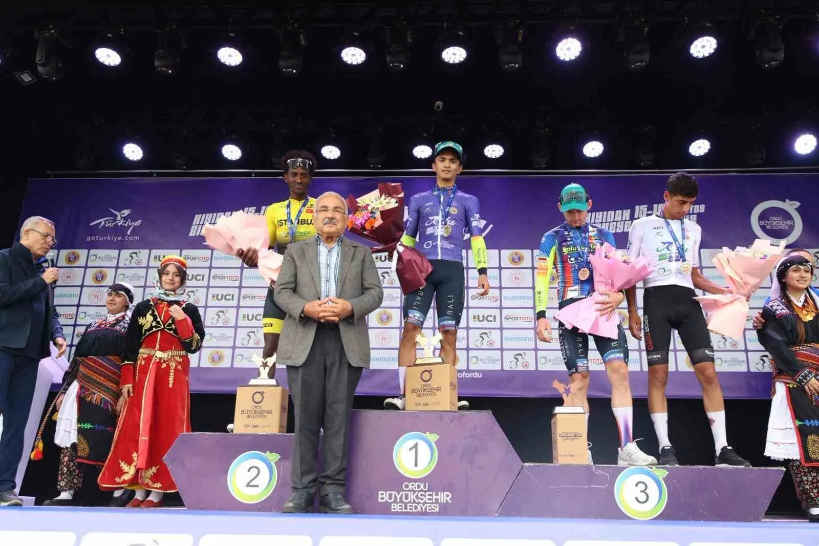 DERECEYE GİREN SPORCULARA MADALYA VE ÖDÜLLERİ VERİLDİ