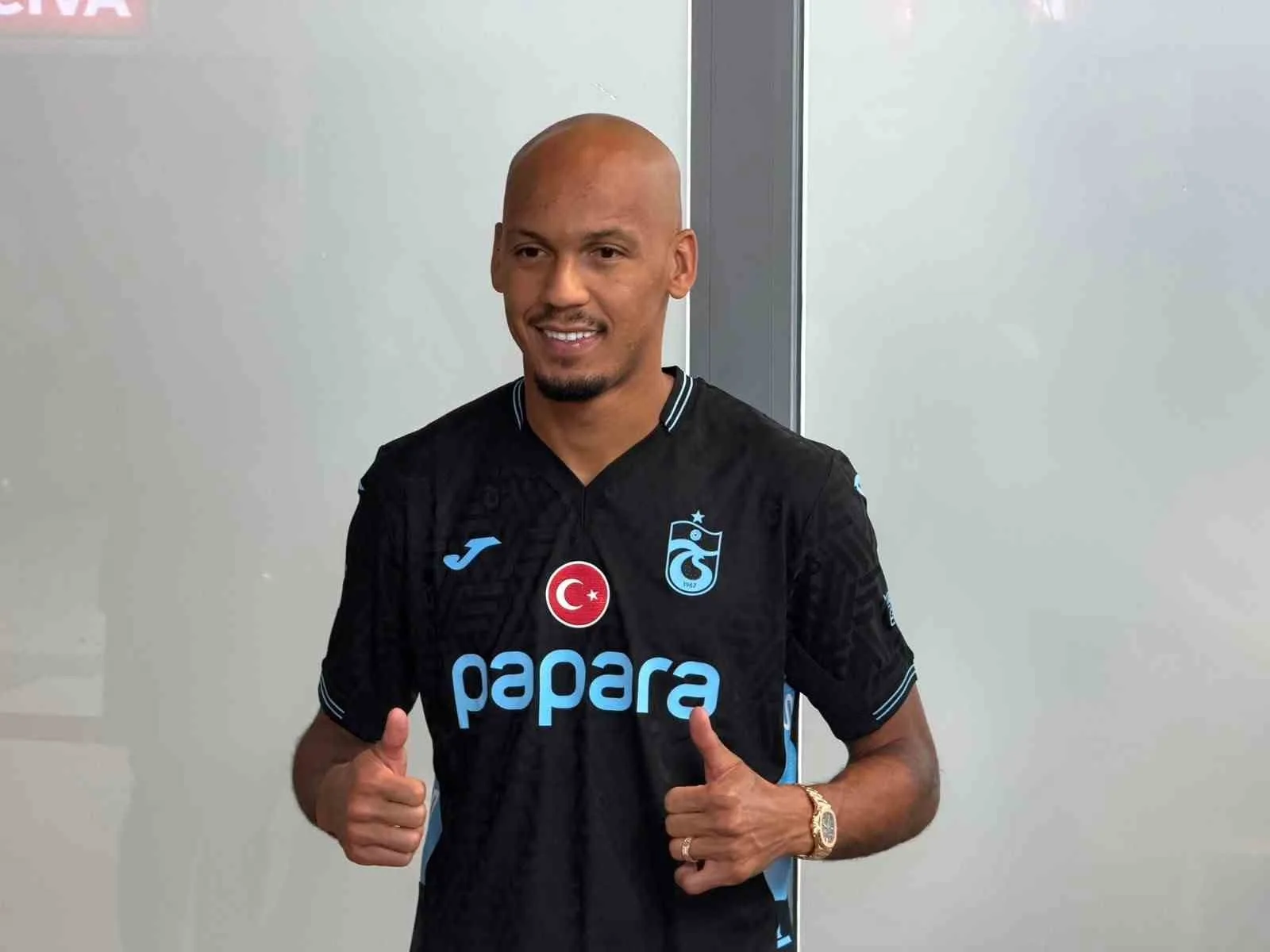TRABZONSPOR, TRANSFER GÖRÜŞMELERİNDE BULUNDUĞU BREZİLYALI ORTA SAHA OYUNCUSU FABİNHO’YU TRABZON’A GETİRDİ. ÖZEL UÇAKLA TRABZON’A GELEN 32 YAŞINDAKİ FUTBOLCU, HAVALİMANINDA TARAFTARLARLA BULUŞURKEN, BORDO-MAVİLİ TAKIMA KATILDIĞI İÇİN ÇOK MUTLU OLDUĞUNU SÖYLEDİ.