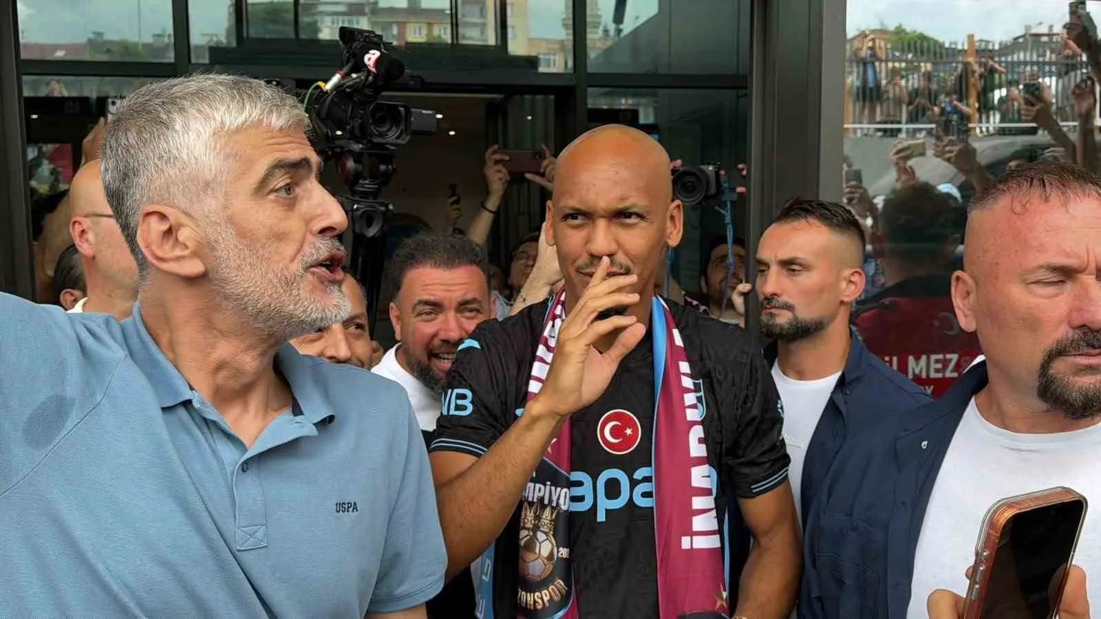 TRABZONSPOR, TRANSFER GÖRÜŞMELERİNDE BULUNDUĞU BREZİLYALI ORTA SAHA OYUNCUSU FABİNHO’YU TRABZON’A GETİRDİ. ÖZEL UÇAKLA TRABZON’A GELEN 32 YAŞINDAKİ FUTBOLCU, HAVALİMANINDA TARAFTARLARLA BULUŞURKEN, BORDO-MAVİLİ TAKIMA KATILDIĞI İÇİN ÇOK MUTLU OLDUĞUNU SÖYLEDİ.