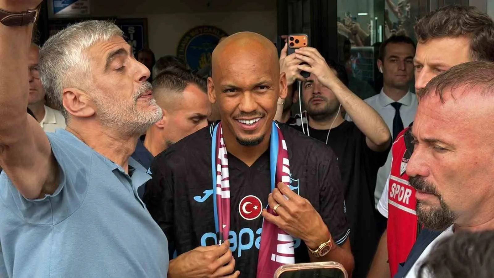 TRABZONSPOR, TRANSFER GÖRÜŞMELERİNDE BULUNDUĞU BREZİLYALI ORTA SAHA OYUNCUSU FABİNHO’YU TRABZON’A GETİRDİ. ÖZEL UÇAKLA TRABZON’A GELEN 32 YAŞINDAKİ FUTBOLCU, HAVALİMANINDA TARAFTARLARLA BULUŞURKEN, BORDO-MAVİLİ TAKIMA KATILDIĞI İÇİN ÇOK MUTLU OLDUĞUNU SÖYLEDİ.