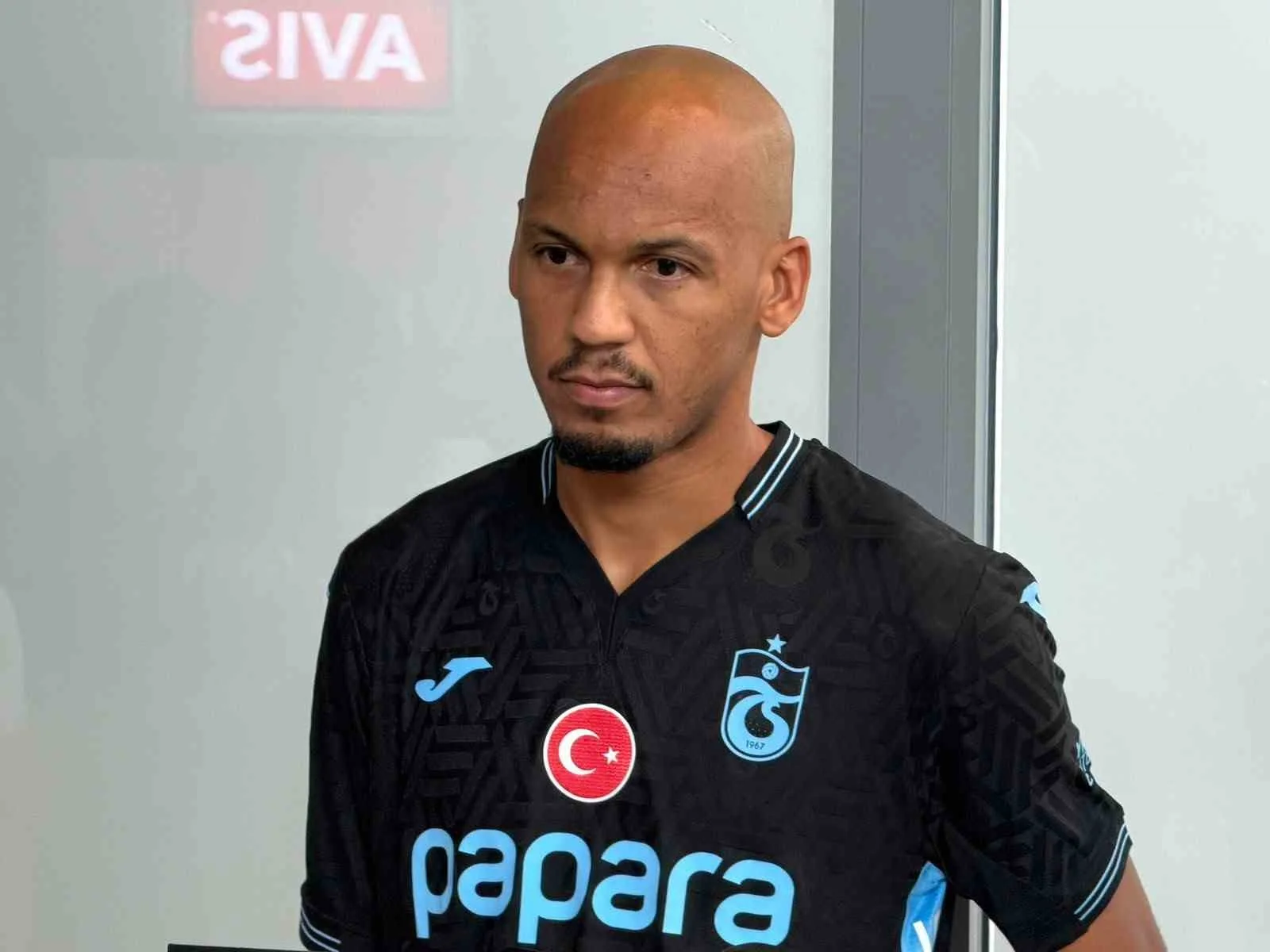 TRABZONSPOR, TRANSFER GÖRÜŞMELERİNDE BULUNDUĞU BREZİLYALI ORTA SAHA OYUNCUSU FABİNHO’YU TRABZON’A GETİRDİ. ÖZEL UÇAKLA TRABZON’A GELEN 32 YAŞINDAKİ FUTBOLCU, HAVALİMANINDA TARAFTARLARLA BULUŞURKEN, BORDO-MAVİLİ TAKIMA KATILDIĞI İÇİN ÇOK MUTLU OLDUĞUNU SÖYLEDİ.