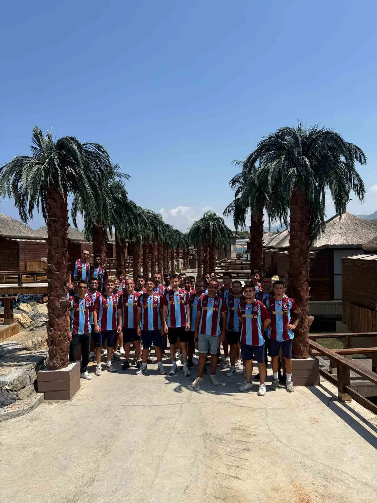 TRABZONSPOR’UN ESKİ BAŞKAN YARDIMCISI İŞ İNSANI MURAT BOZOĞLU, BORDO-MAVİ SEVGİSİNİ KIBRIS’IN GİRNE KENTİNDE DİKKAT ÇEKEN BİR ŞEKİLDE TAŞIDI. BOZOĞLU, DÜNYACA ÜNLÜ FUTBOLCU MOHAMED SALAH’IN TRABZONSPOR FORMALARINDAN 250 ADET SATIN ALARAK OTEL ÇALIŞANLARINA DAĞITTI.