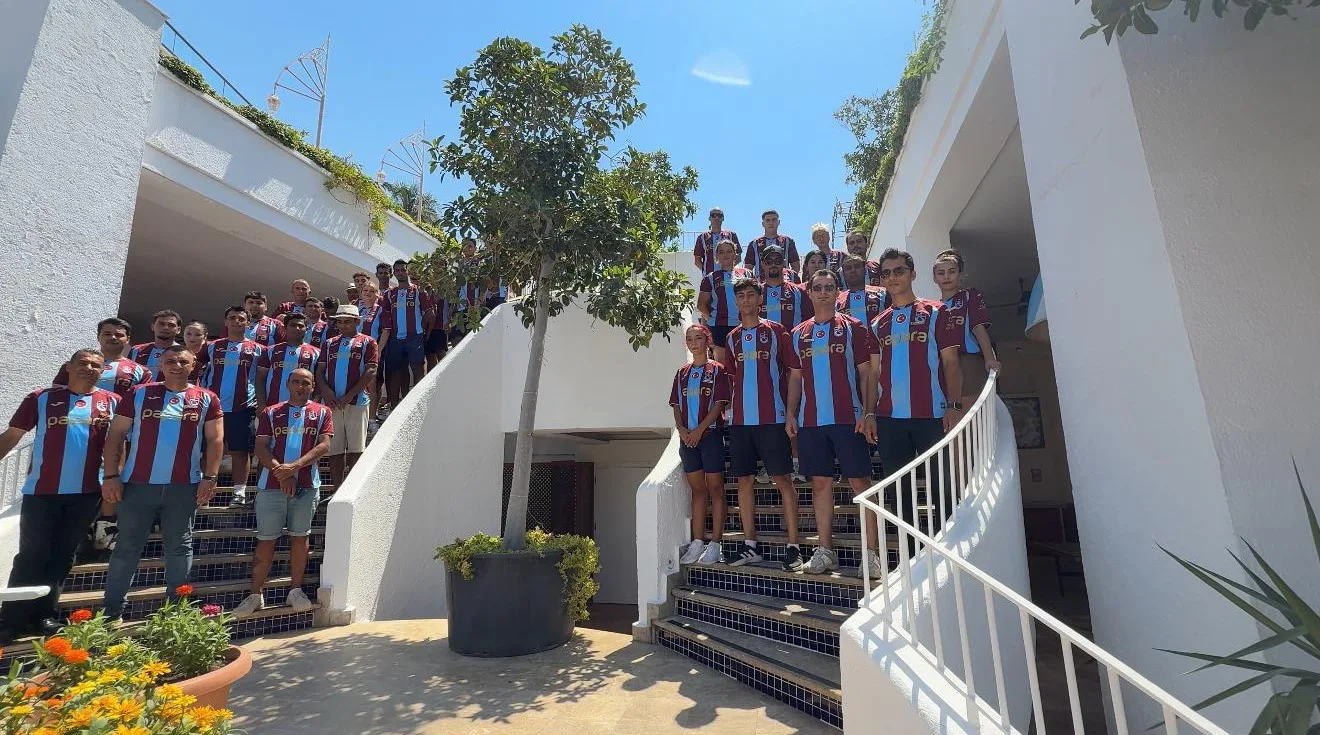 TRABZONSPOR’UN ESKİ BAŞKAN YARDIMCISI İŞ İNSANI MURAT BOZOĞLU, BORDO-MAVİ SEVGİSİNİ KIBRIS’IN GİRNE KENTİNDE DİKKAT ÇEKEN BİR ŞEKİLDE TAŞIDI. BOZOĞLU, DÜNYACA ÜNLÜ FUTBOLCU MOHAMED SALAH’IN TRABZONSPOR FORMALARINDAN 250 ADET SATIN ALARAK OTEL ÇALIŞANLARINA DAĞITTI.