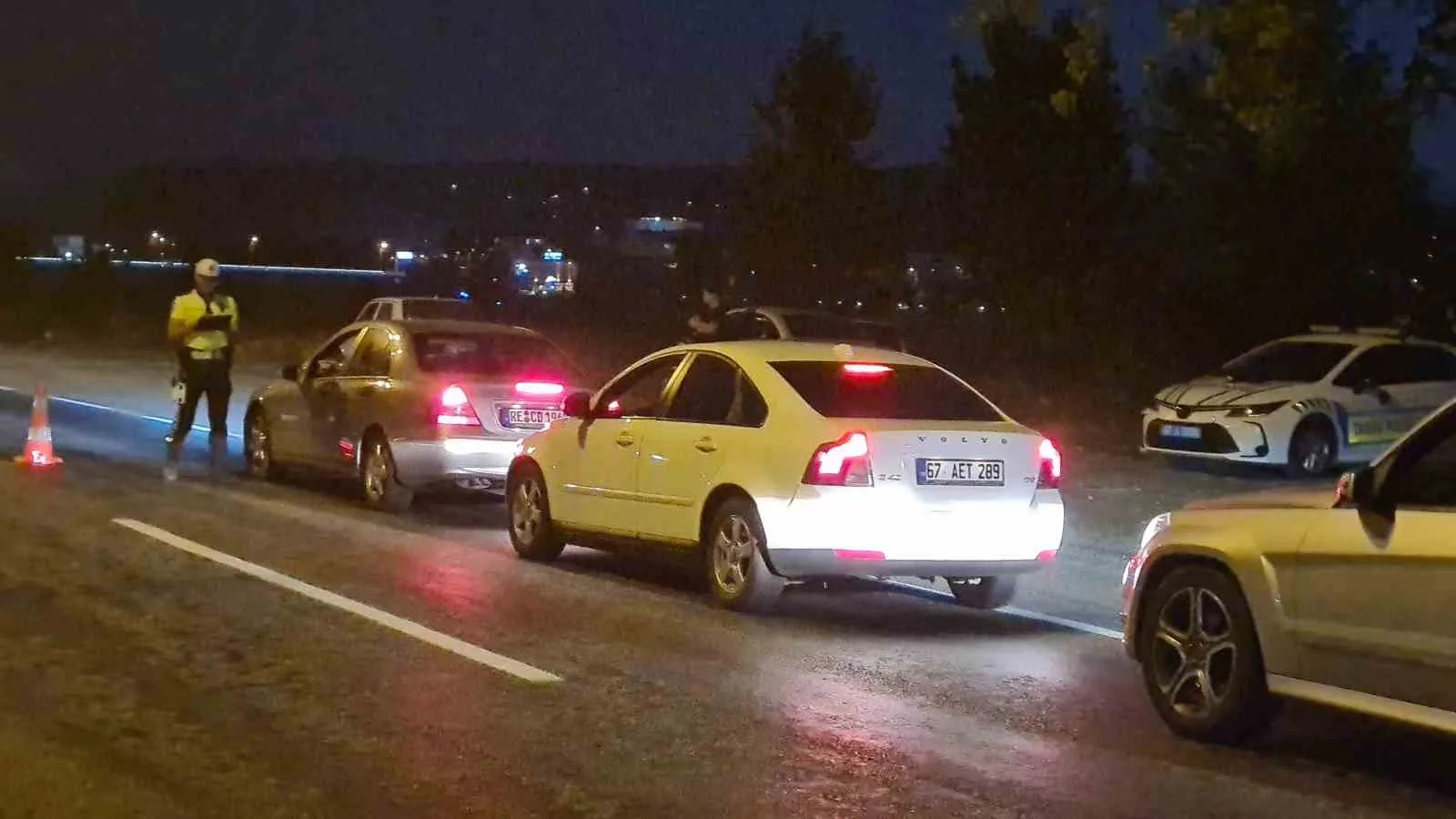 ZONGULDAK’IN ÇAYCUMA İLÇESİNDE TRAFİK EKİPLERİ, CAN VE MAL GÜVENLİĞİNİ KORUMAK AMACIYLA RUTİN DENETİMLERİNİ SÜRDÜRÜYOR.