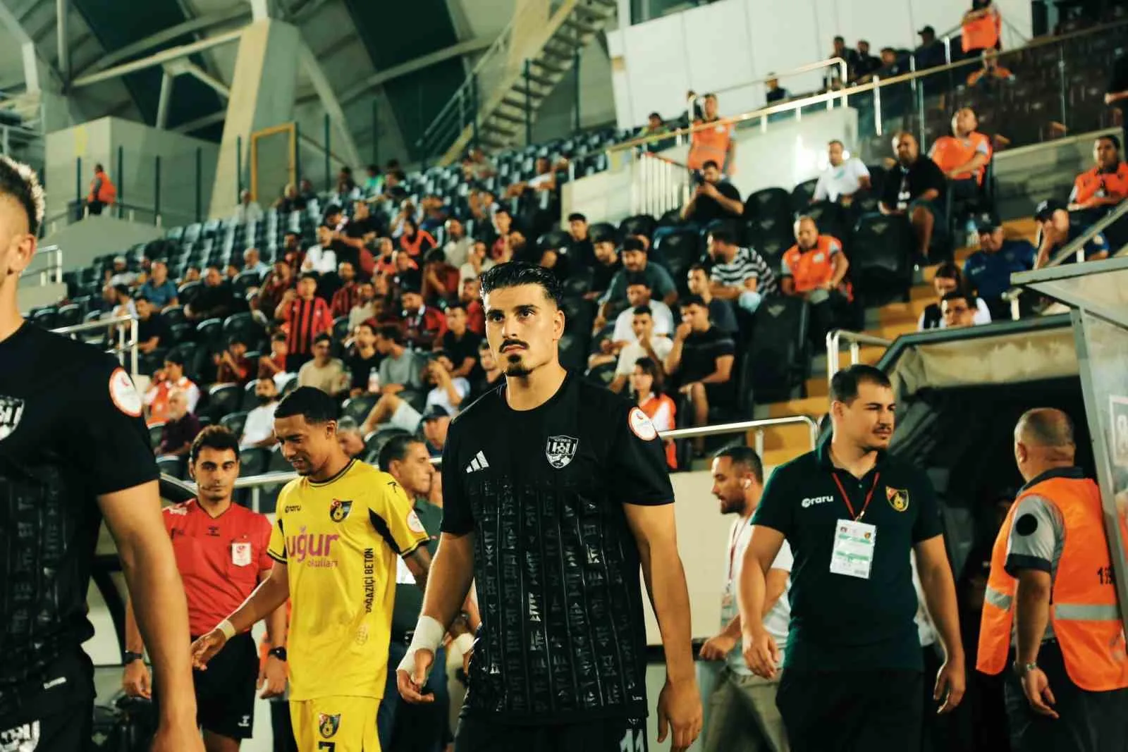 TRENDYOL 1. LİG'İN 3. HAFTASINDA SPOR TOTO AKHİSAR STADYUMUNDA İSTANBULSPOR'U KONUK EDEN VANSPOR FK SAHADAN 3-2 GALİBİYETLE AYRILARAK 3 PUANLA TANIŞTI.