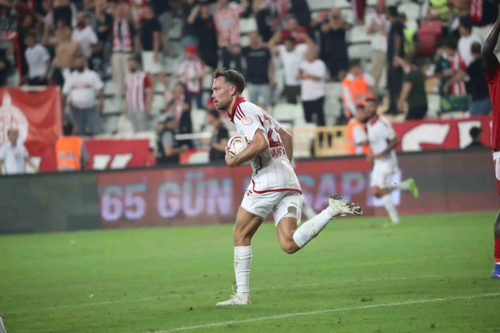 TRENDYOL 1. LİG'İN 3. HAFTASINDA ANTALYASPOR, KONUK ETTİĞİ PENDİKSPOR'A 3-2 MAĞLUP OLDU.