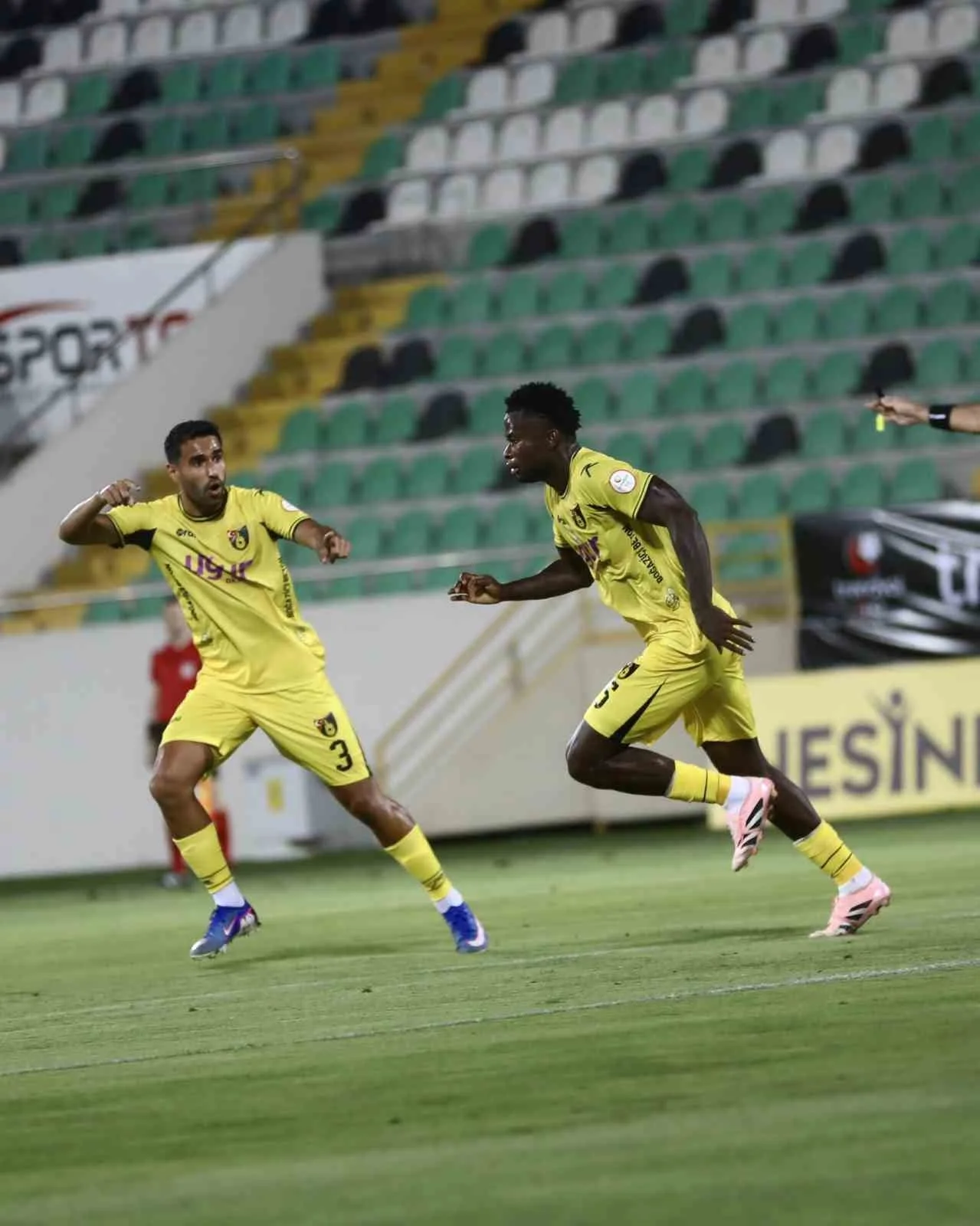 İSTANBULSPOR KARŞILAŞMADA 2-0 ÖNE GEÇMESİNE RAĞMEN SAHADAN 3-2 MAĞLUP AYRILDI