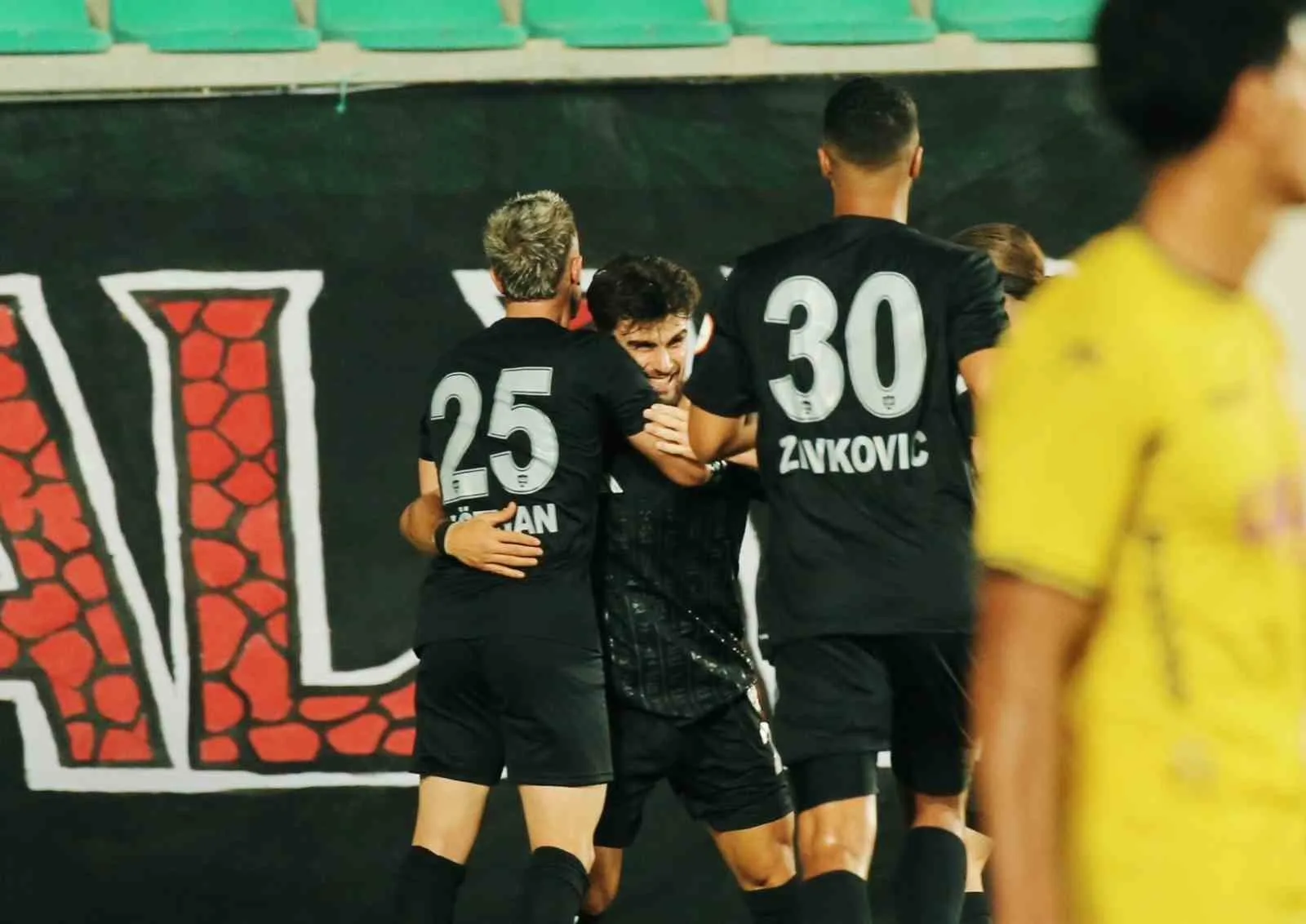 TRENDYOL 1. LİG'İN 3. HAFTASINDA SPOR TOTO AKHİSAR STADYUMUNDA İSTANBULSPOR'U KONUK EDEN VANSPOR FK SAHADAN 3-2 GALİBİYETLE AYRILARAK 3 PUANLA TANIŞTI.