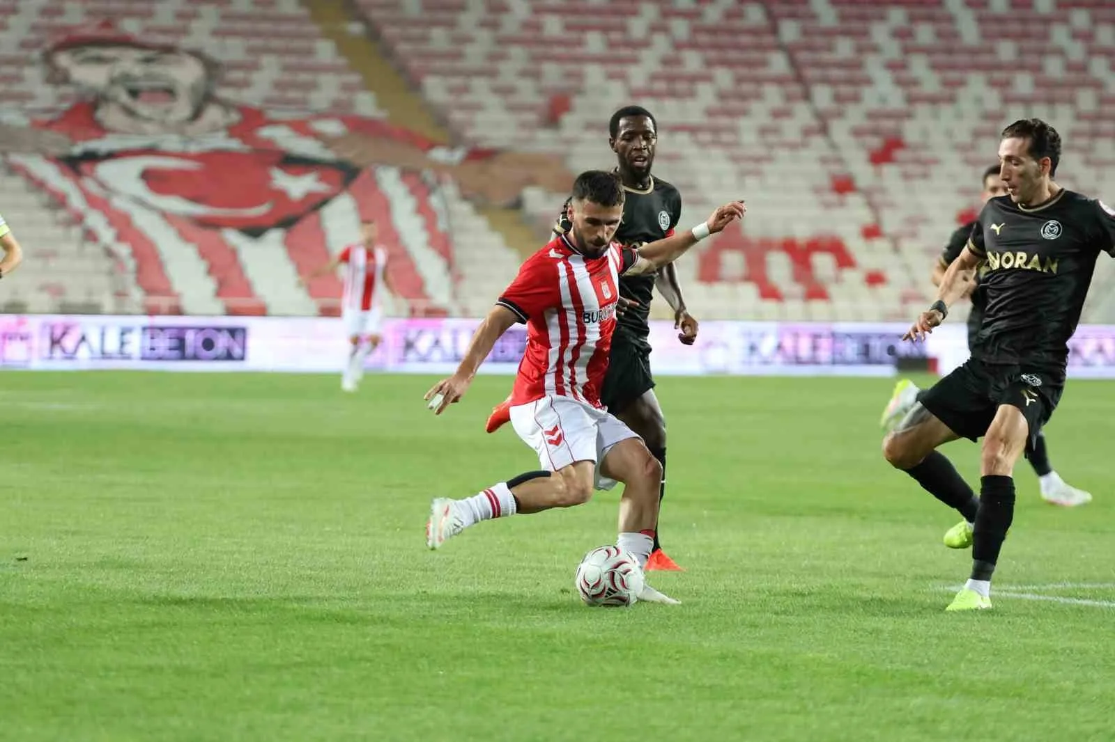TRENDYOL 1. LİG’İN 3. HAFTASINDA SİVASSPOR, EVİNDE MANİSA FUTBOL KULÜBÜ İLE 2-2 BERABERE KALDI.
