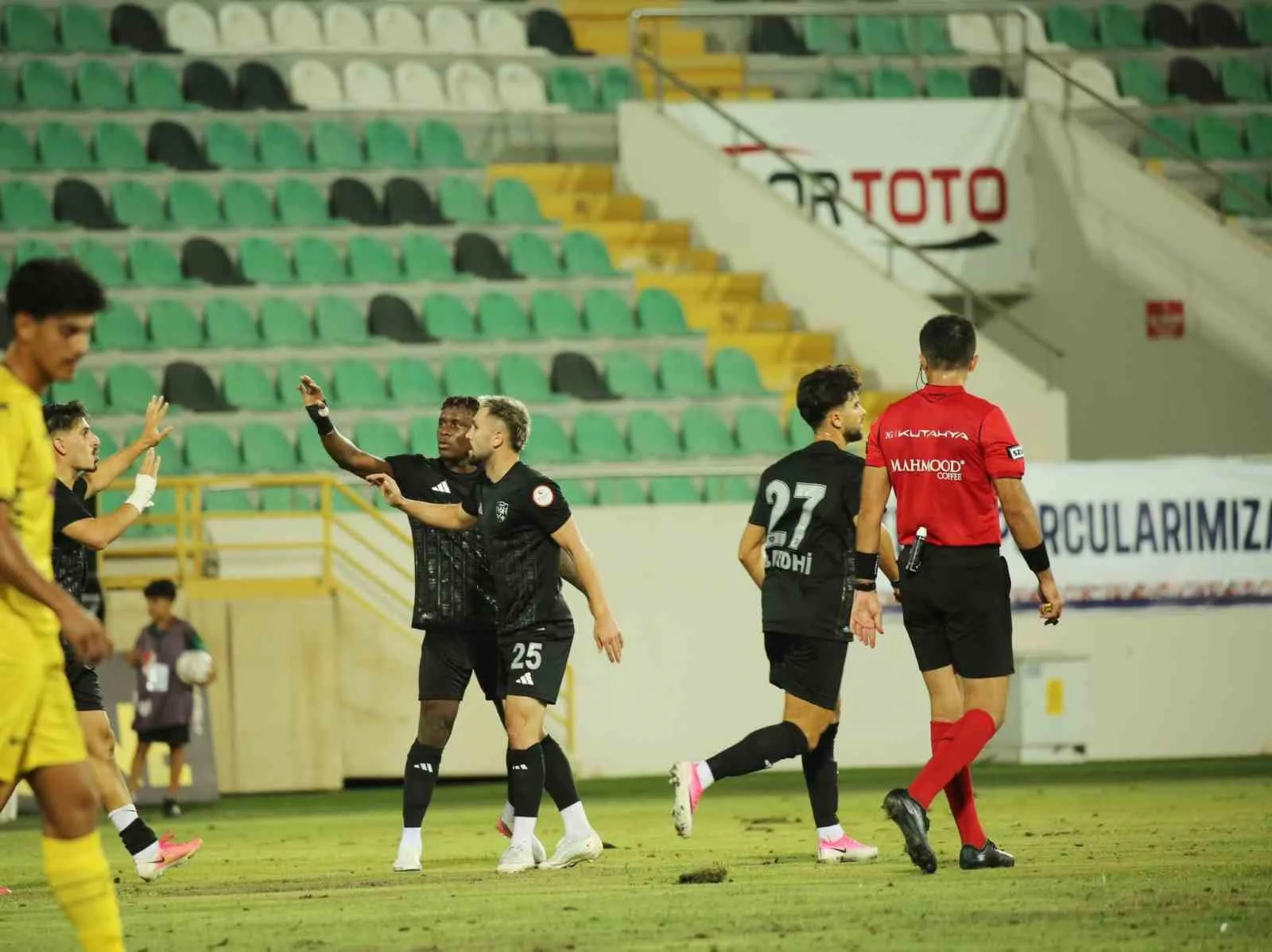 TRENDYOL 1. LİG'İN 3. HAFTASINDA SPOR TOTO AKHİSAR STADYUMUNDA İSTANBULSPOR'U KONUK EDEN VANSPOR FK SAHADAN 3-2 GALİBİYETLE AYRILARAK 3 PUANLA TANIŞTI.