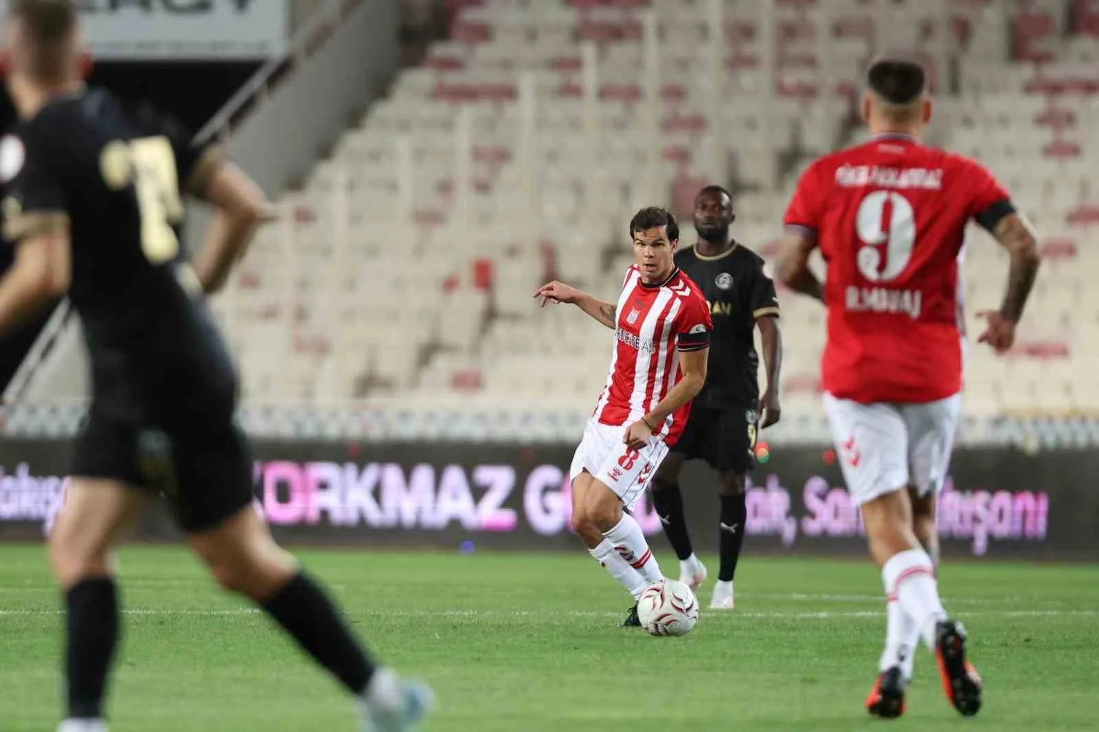 TRENDYOL 1. LİG’İN 3. HAFTASINDA SİVASSPOR, EVİNDE MANİSA FUTBOL KULÜBÜ İLE 2-2 BERABERE KALDI.