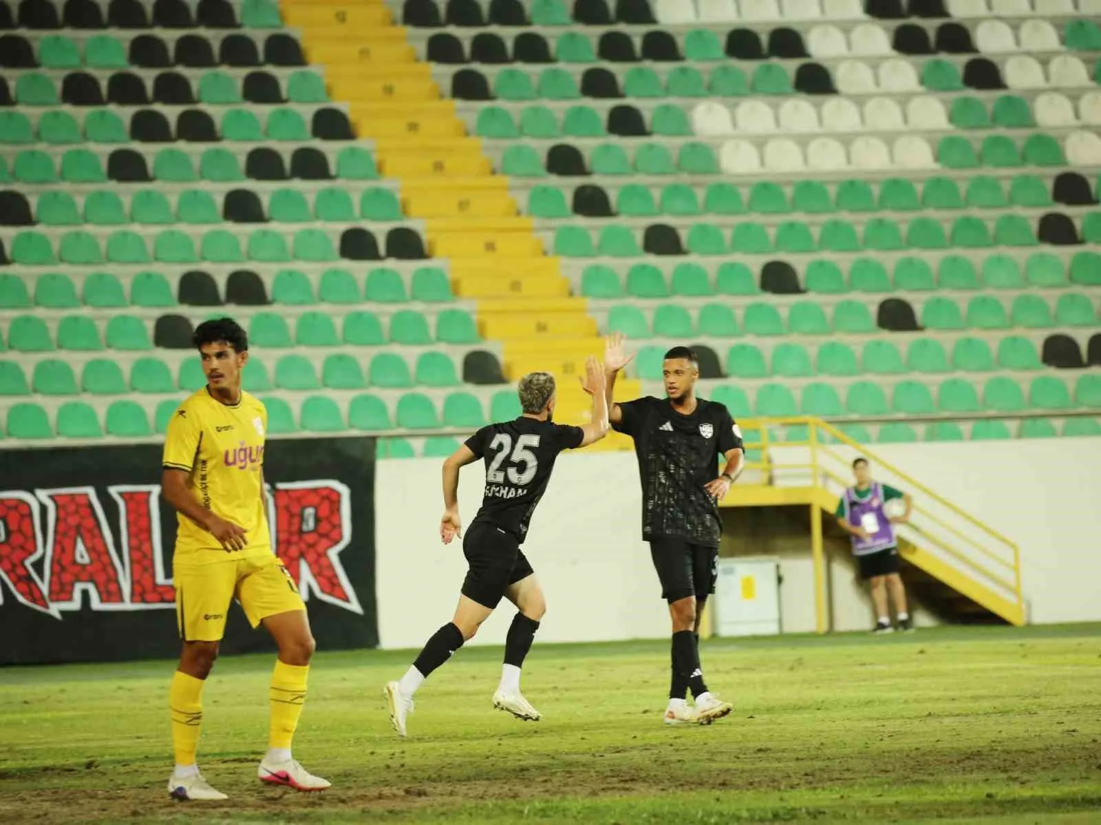 İSTANBULSPOR KARŞILAŞMADA 2-0 ÖNE GEÇMESİNE RAĞMEN SAHADAN 3-2 MAĞLUP AYRILDI