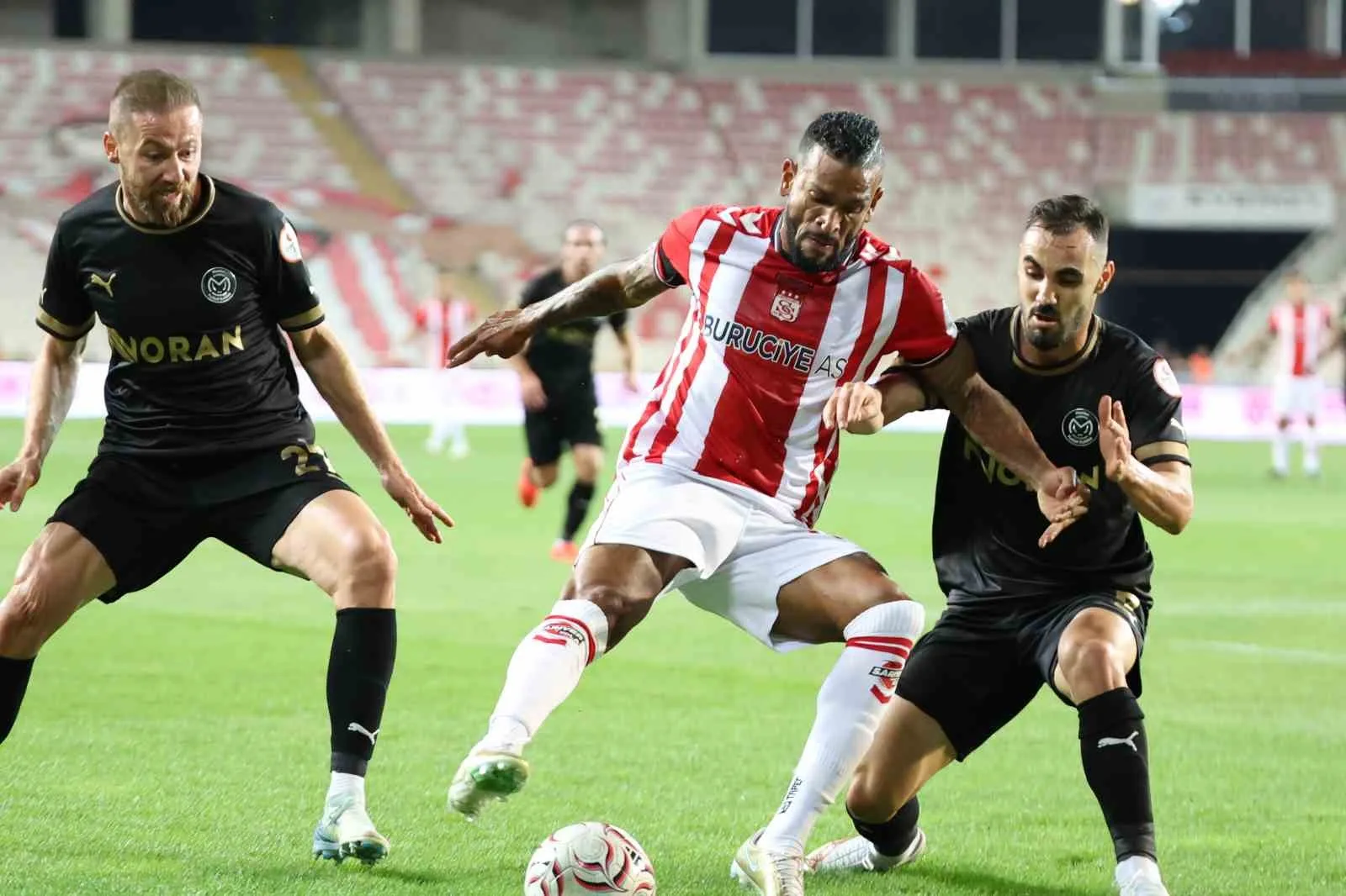 TRENDYOL 1. LİG’İN 3. HAFTASINDA SİVASSPOR, EVİNDE MANİSA FUTBOL KULÜBÜ İLE 2-2 BERABERE KALDI.