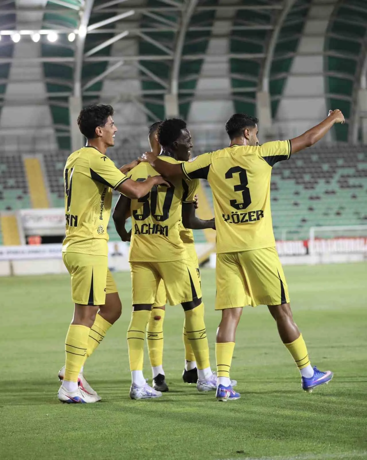 İSTANBULSPOR KARŞILAŞMADA 2-0 ÖNE GEÇMESİNE RAĞMEN SAHADAN 3-2 MAĞLUP AYRILDI