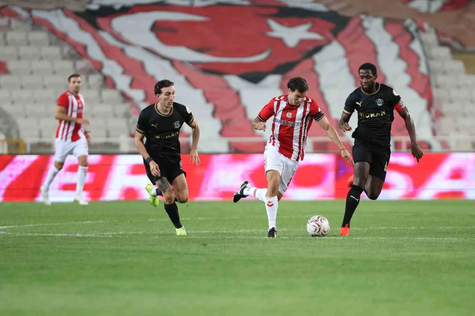 TRENDYOL 1. LİG’İN 3. HAFTASINDA SİVASSPOR, EVİNDE MANİSA FUTBOL KULÜBÜ İLE 2-2 BERABERE KALDI.