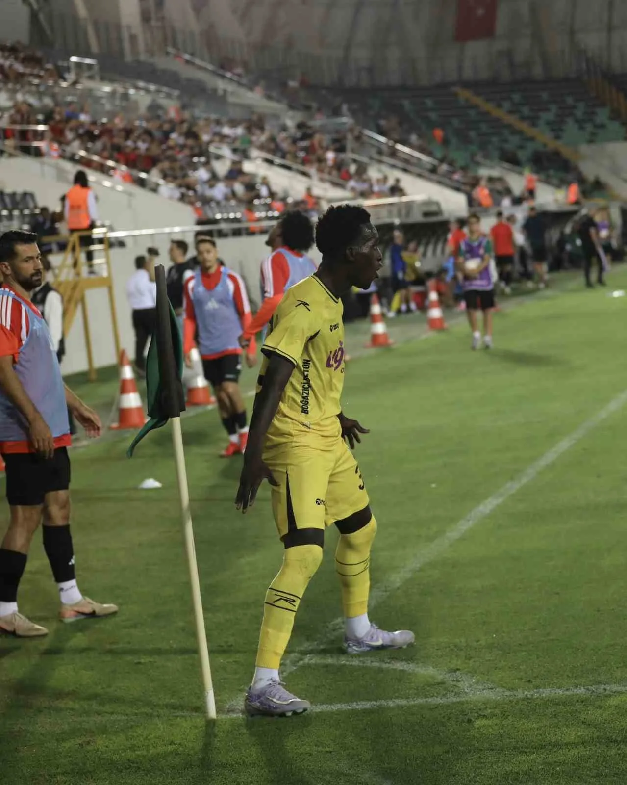 İSTANBULSPOR KARŞILAŞMADA 2-0 ÖNE GEÇMESİNE RAĞMEN SAHADAN 3-2 MAĞLUP AYRILDI