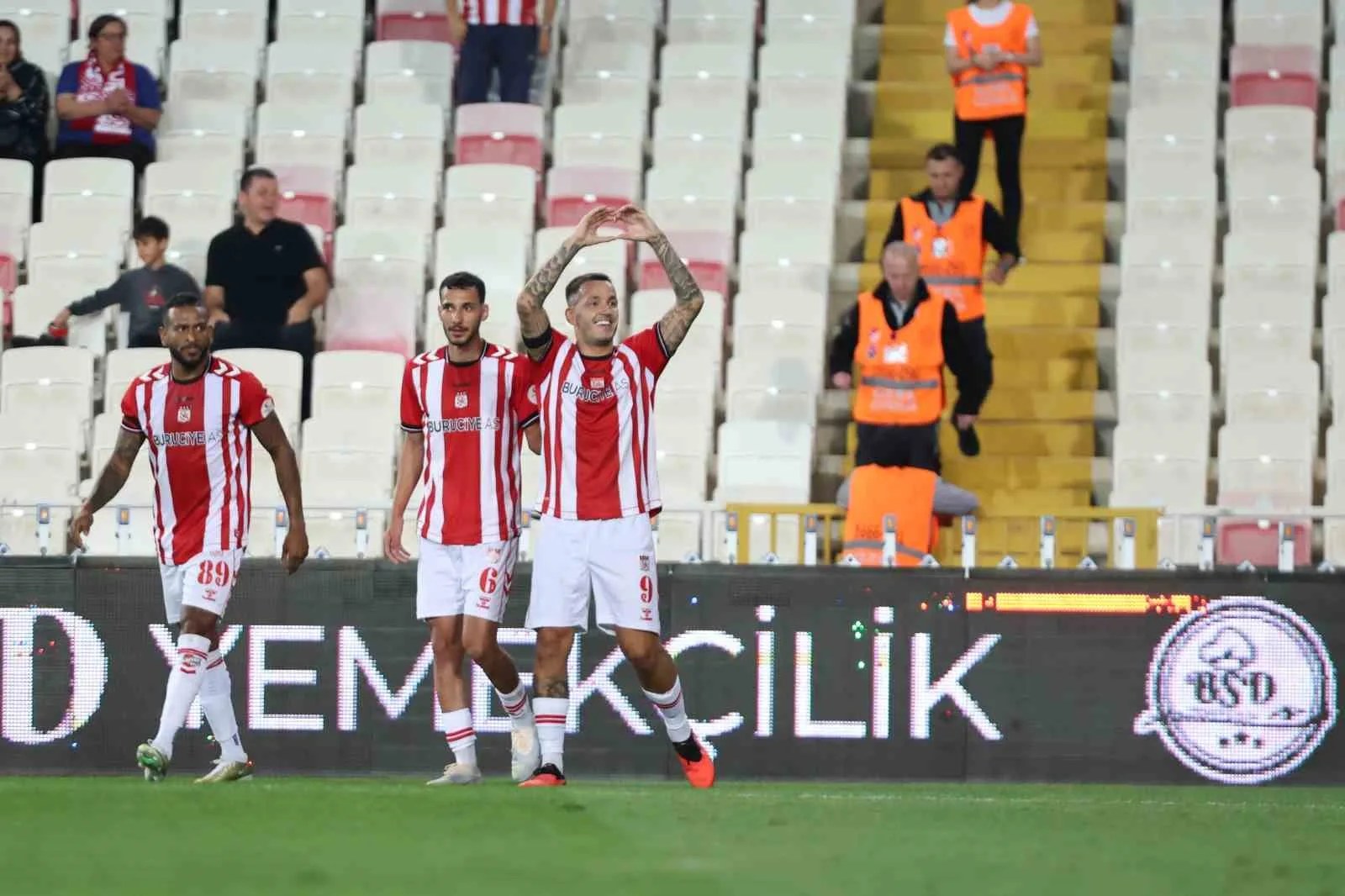 TRENDYOL 1. LİG’İN 3. HAFTASINDA SİVASSPOR, EVİNDE MANİSA FUTBOL KULÜBÜ İLE 2-2 BERABERE KALDI.