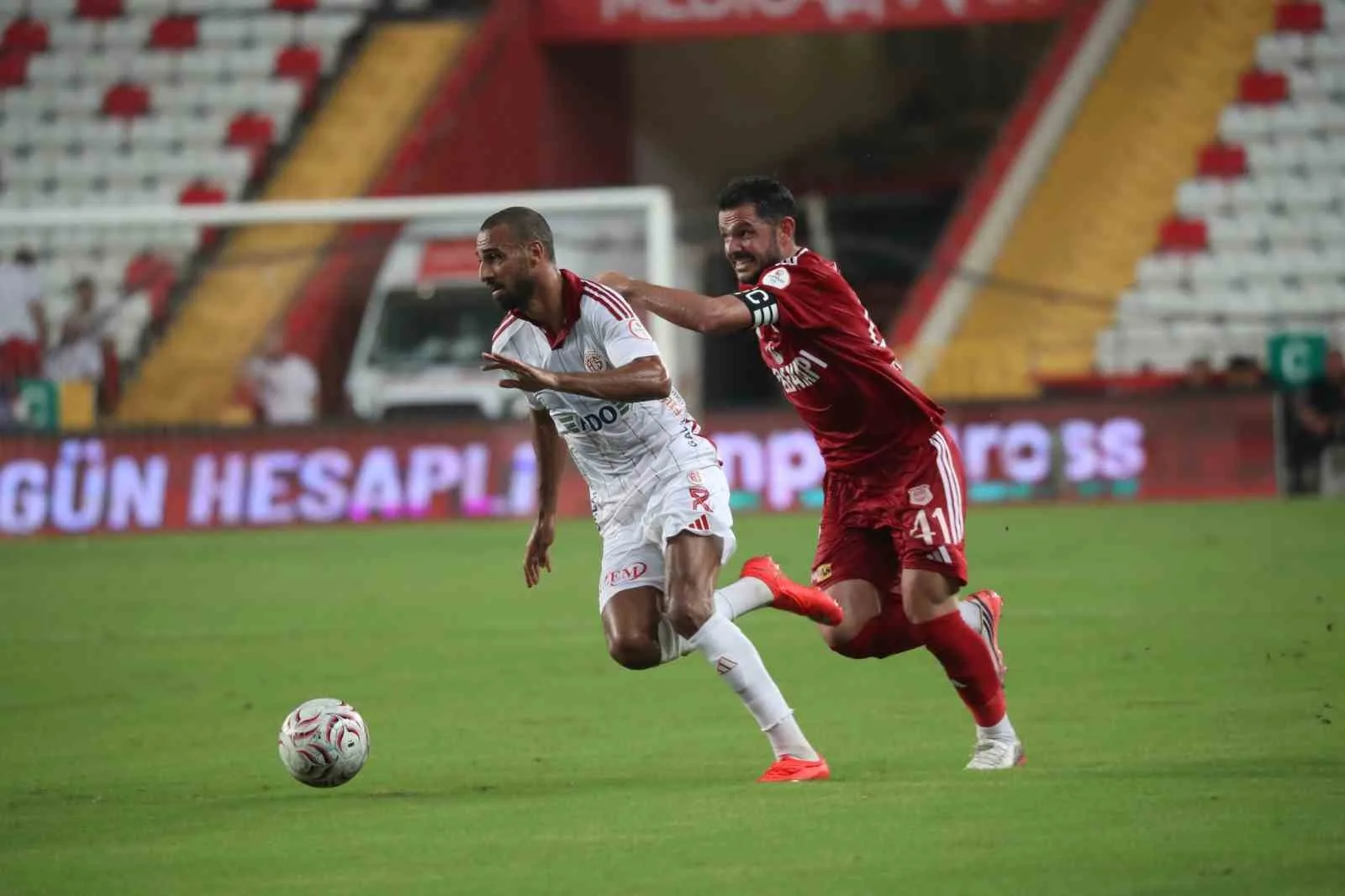 TRENDYOL 1. LİG'İN 3. HAFTASINDA ANTALYASPOR, KONUK ETTİĞİ PENDİKSPOR'A 3-2 MAĞLUP OLDU.