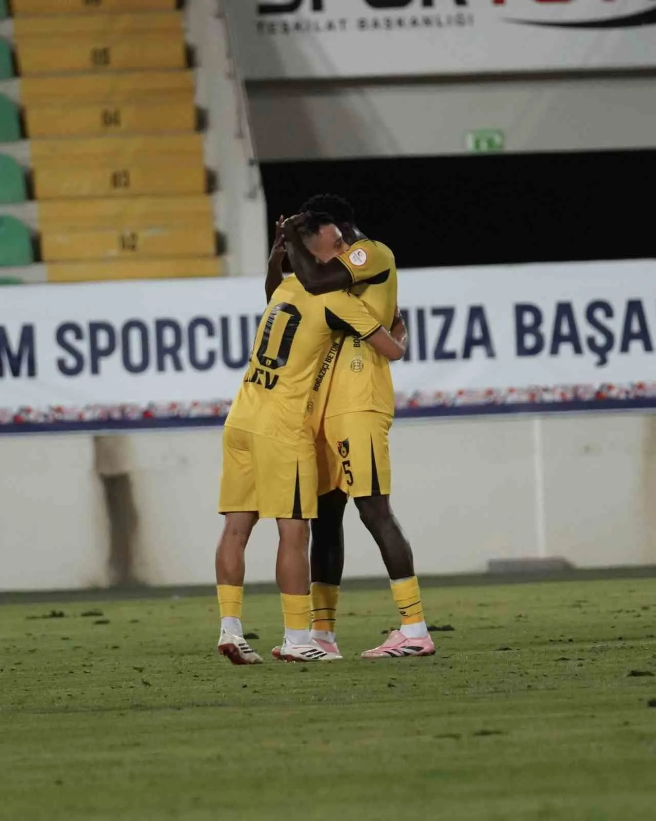 İSTANBULSPOR KARŞILAŞMADA 2-0 ÖNE GEÇMESİNE RAĞMEN SAHADAN 3-2 MAĞLUP AYRILDI