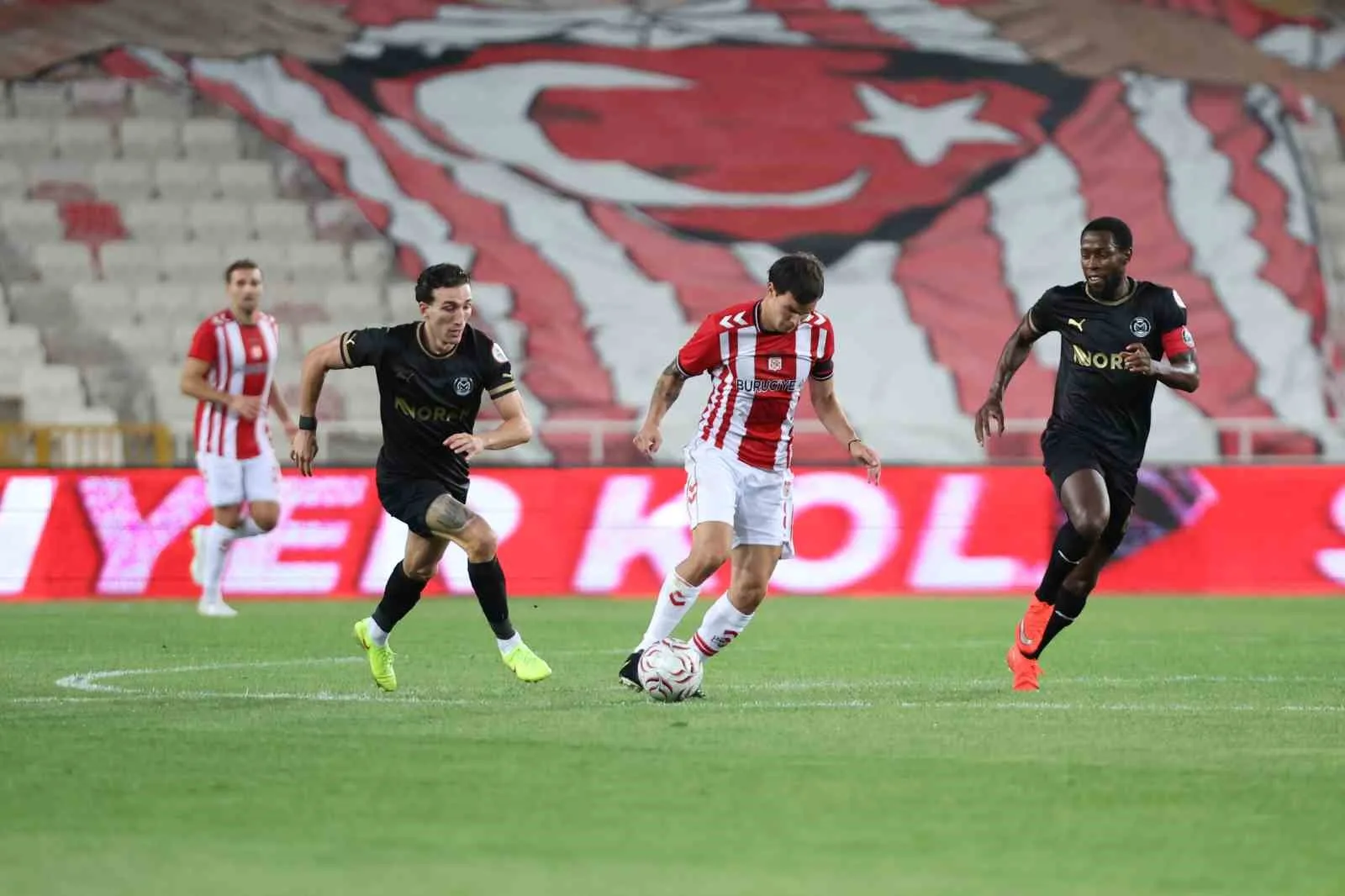 TRENDYOL 1. LİG’İN 3. HAFTASINDA SİVASSPOR, EVİNDE MANİSA FUTBOL KULÜBÜ İLE 2-2 BERABERE KALDI.