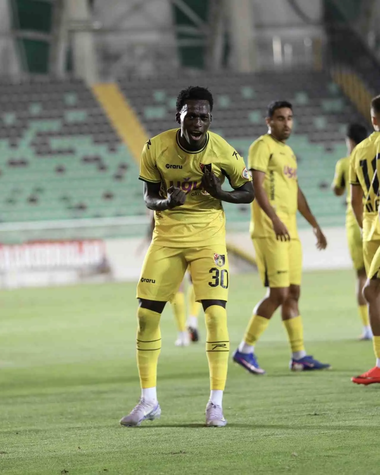 İSTANBULSPOR KARŞILAŞMADA 2-0 ÖNE GEÇMESİNE RAĞMEN SAHADAN 3-2 MAĞLUP AYRILDI