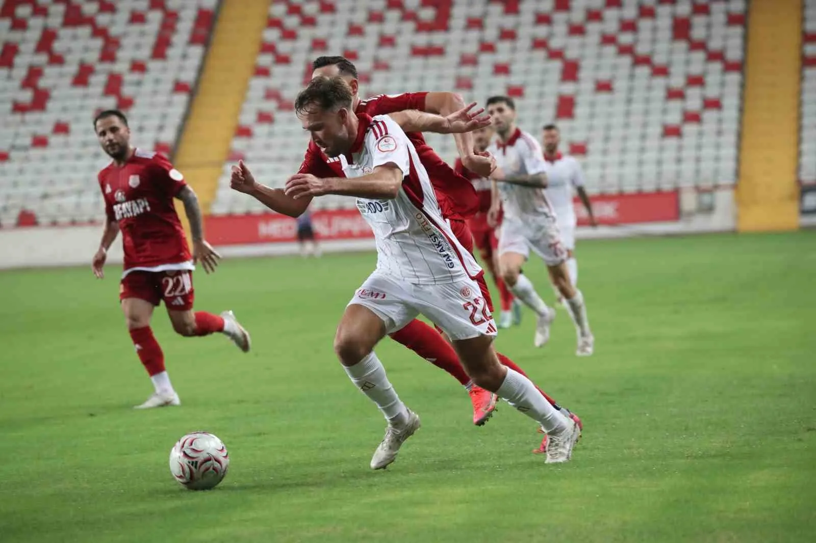 TRENDYOL 1. LİG'İN 3. HAFTASINDA ANTALYASPOR, KONUK ETTİĞİ PENDİKSPOR'A 3-2 MAĞLUP OLDU.
