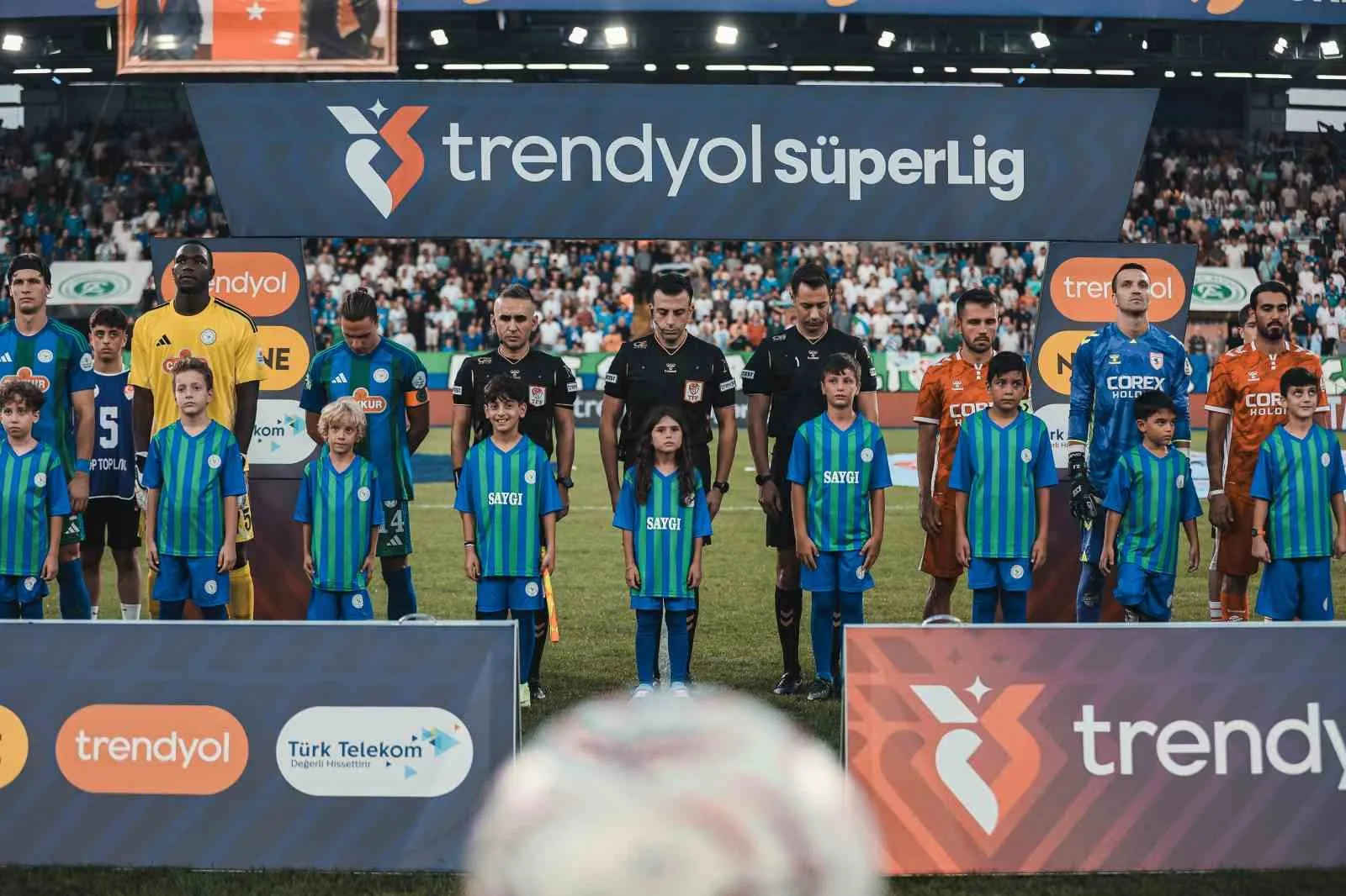TRENDYOL SÜPER LİG’İN 2. HAFTASINDA ÇAYKUR RİZESPOR, SAMSUNSPOR’U AĞIRLIYOR. KARŞILAŞMANIN İLK YARISI KONUK EKİBİN 1-0’LIK ÜSTÜNLÜĞÜ İLE TAMAMLANDI.