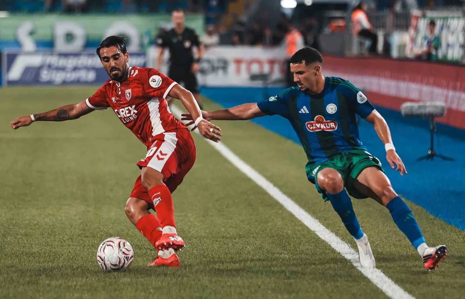 TRENDYOL SÜPER LİG’İN 2. HAFTASINDA ÇAYKUR RİZESPOR, SAMSUNSPOR’U AĞIRLIYOR. KARŞILAŞMANIN İLK YARISI KONUK EKİBİN 1-0’LIK ÜSTÜNLÜĞÜ İLE TAMAMLANDI.