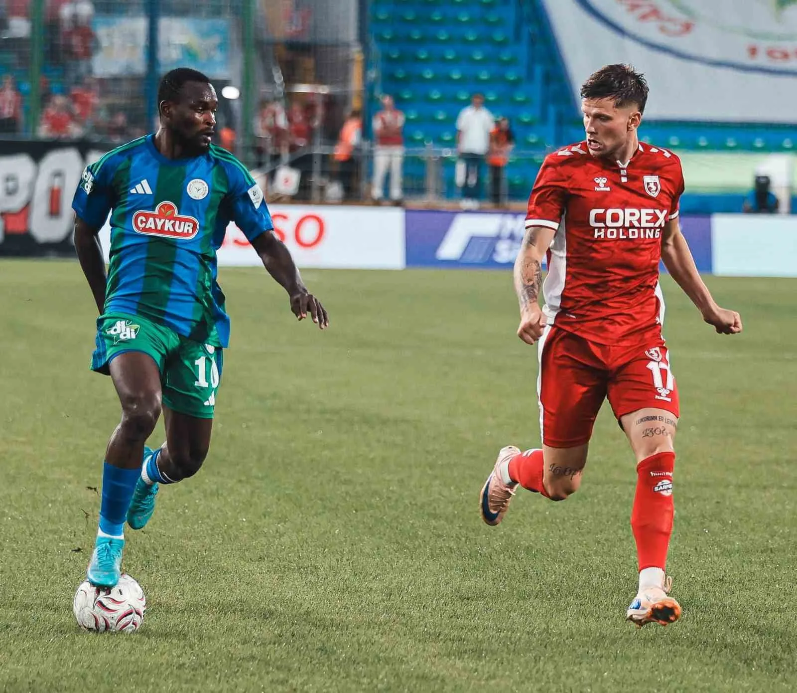 TRENDYOL SÜPER LİG’İN 2. HAFTASINDA ÇAYKUR RİZESPOR, SAMSUNSPOR’U AĞIRLIYOR. KARŞILAŞMANIN İLK YARISI KONUK EKİBİN 1-0’LIK ÜSTÜNLÜĞÜ İLE TAMAMLANDI.