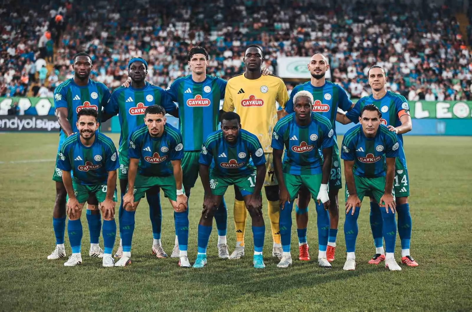 TRENDYOL SÜPER LİG’İN 2. HAFTASINDA ÇAYKUR RİZESPOR, SAMSUNSPOR’U AĞIRLIYOR. KARŞILAŞMANIN İLK YARISI KONUK EKİBİN 1-0’LIK ÜSTÜNLÜĞÜ İLE TAMAMLANDI.