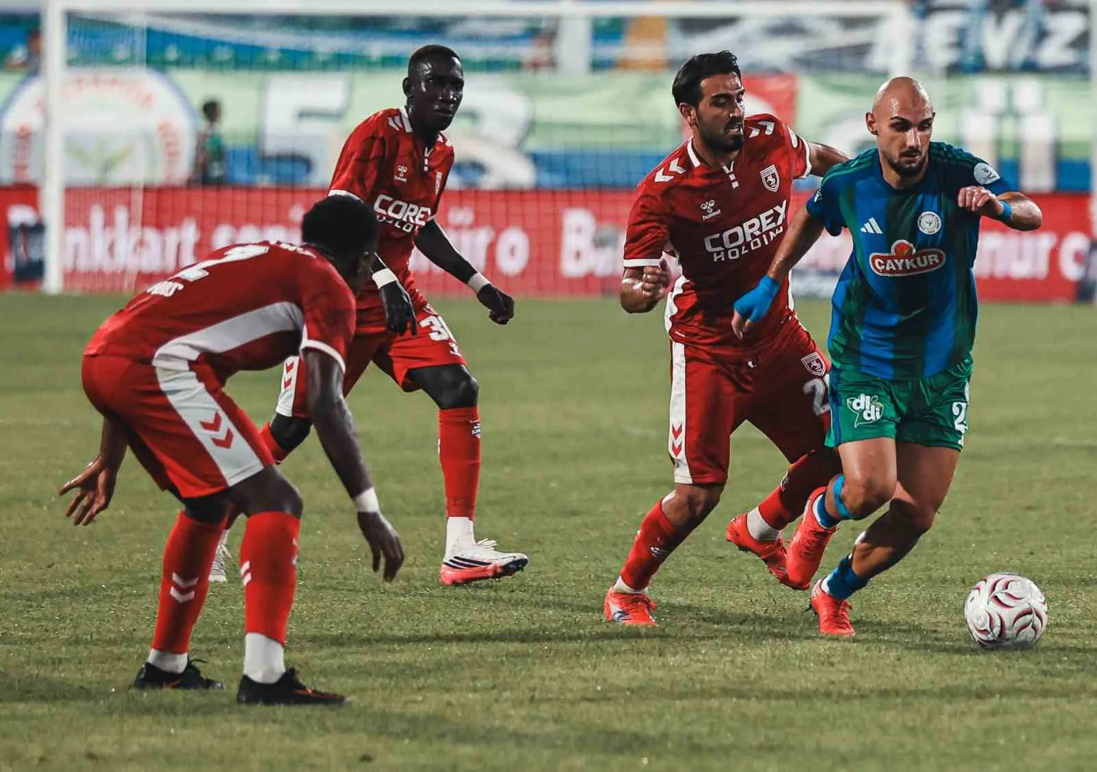 TRENDYOL SÜPER LİG’İN 2. HAFTASINDA ÇAYKUR RİZESPOR, SAMSUNSPOR’U AĞIRLIYOR. KARŞILAŞMANIN İLK YARISI KONUK EKİBİN 1-0’LIK ÜSTÜNLÜĞÜ İLE TAMAMLANDI.