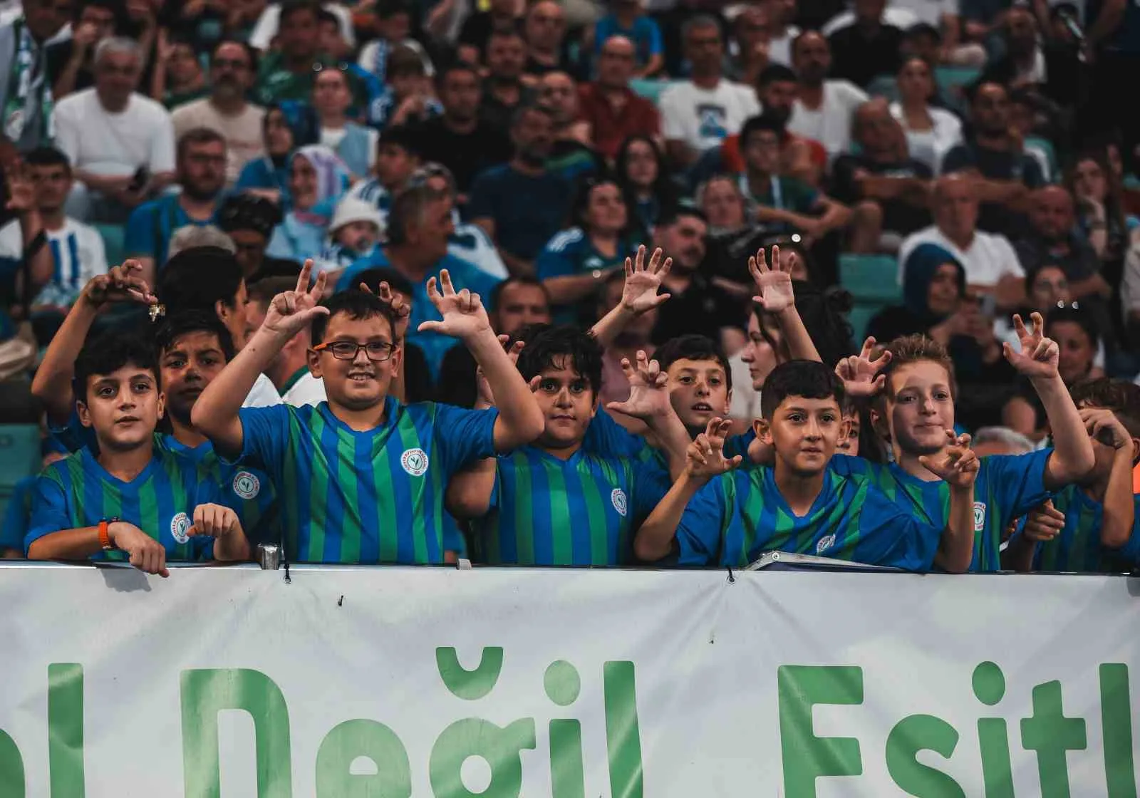 TRENDYOL SÜPER LİG’İN 2. HAFTASINDA ÇAYKUR RİZESPOR, SAMSUNSPOR’U AĞIRLIYOR. KARŞILAŞMANIN İLK YARISI KONUK EKİBİN 1-0’LIK ÜSTÜNLÜĞÜ İLE TAMAMLANDI.