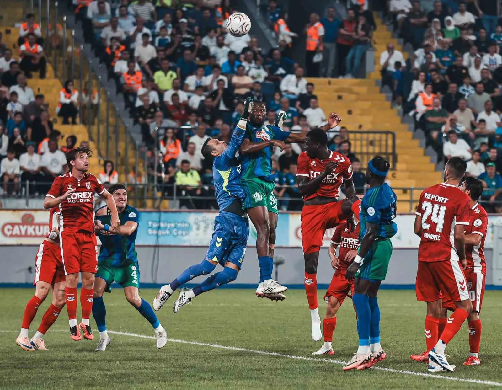 TRENDYOL SÜPER LİG’İN 2. HAFTASINDA ÇAYKUR RİZESPOR, SAMSUNSPOR’U AĞIRLIYOR. KARŞILAŞMANIN İLK YARISI KONUK EKİBİN 1-0’LIK ÜSTÜNLÜĞÜ İLE TAMAMLANDI.