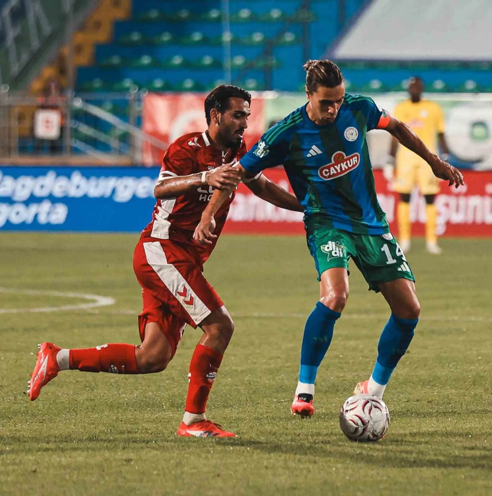 TRENDYOL SÜPER LİG’İN 2. HAFTASINDA ÇAYKUR RİZESPOR, SAMSUNSPOR’U AĞIRLIYOR. KARŞILAŞMANIN İLK YARISI KONUK EKİBİN 1-0’LIK ÜSTÜNLÜĞÜ İLE TAMAMLANDI.