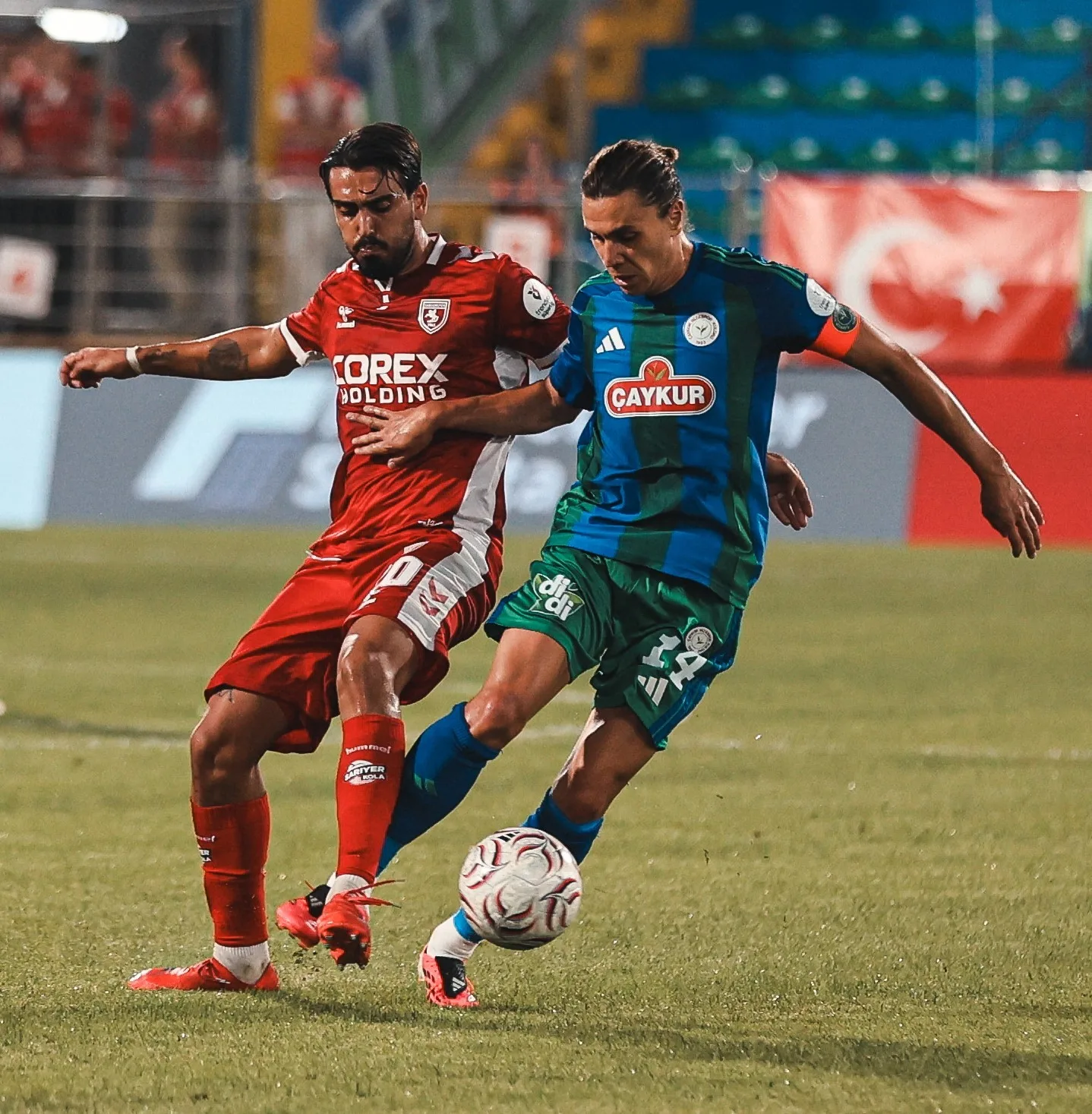 TRENDYOL SÜPER LİG’İN 2. HAFTASINDA ÇAYKUR RİZESPOR, SAMSUNSPOR’U AĞIRLIYOR. KARŞILAŞMANIN İLK YARISI KONUK EKİBİN 1-0’LIK ÜSTÜNLÜĞÜ İLE TAMAMLANDI.