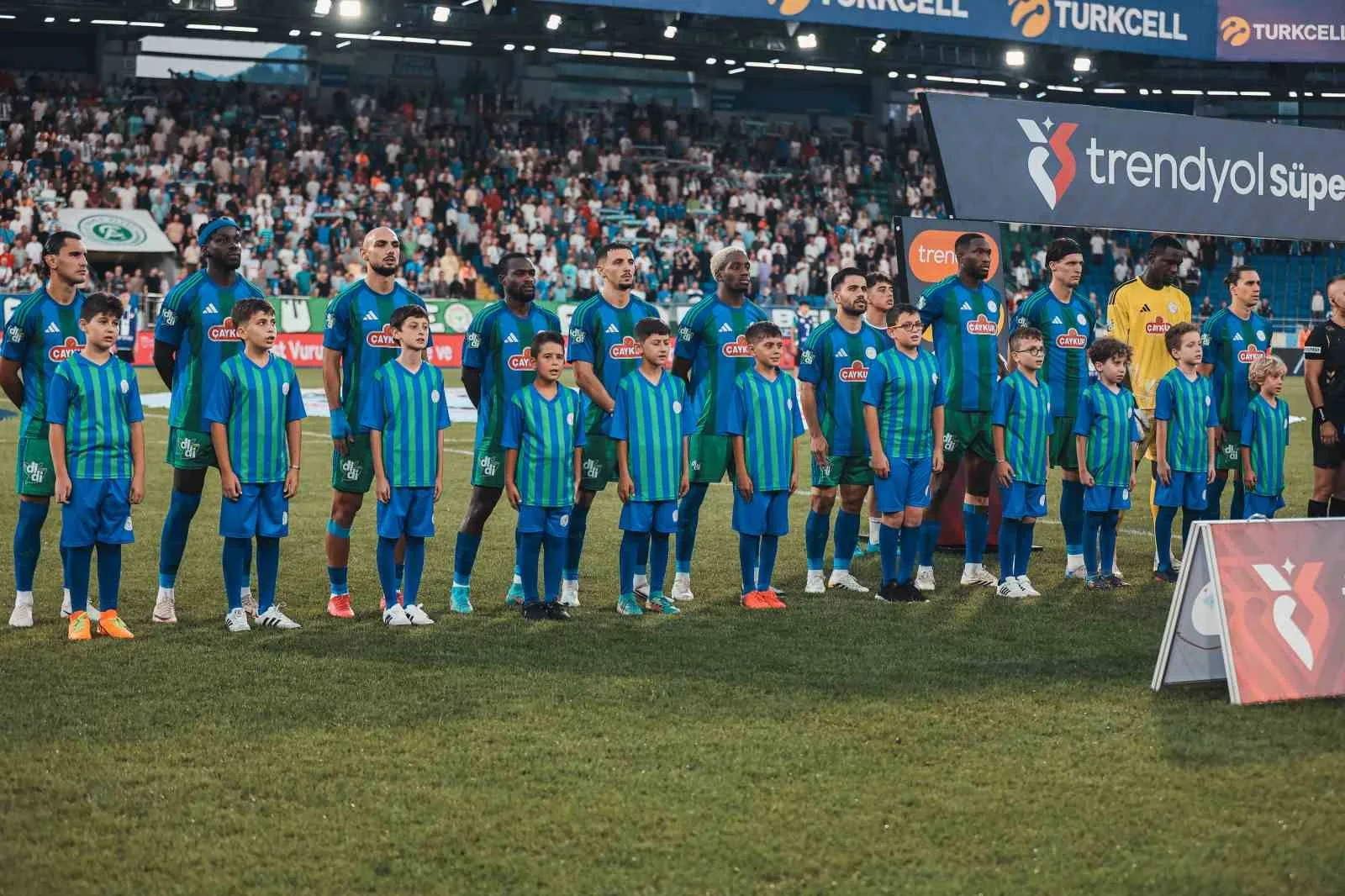 TRENDYOL SÜPER LİG’İN 2. HAFTASINDA ÇAYKUR RİZESPOR, SAMSUNSPOR’U AĞIRLIYOR. KARŞILAŞMANIN İLK YARISI KONUK EKİBİN 1-0’LIK ÜSTÜNLÜĞÜ İLE TAMAMLANDI.