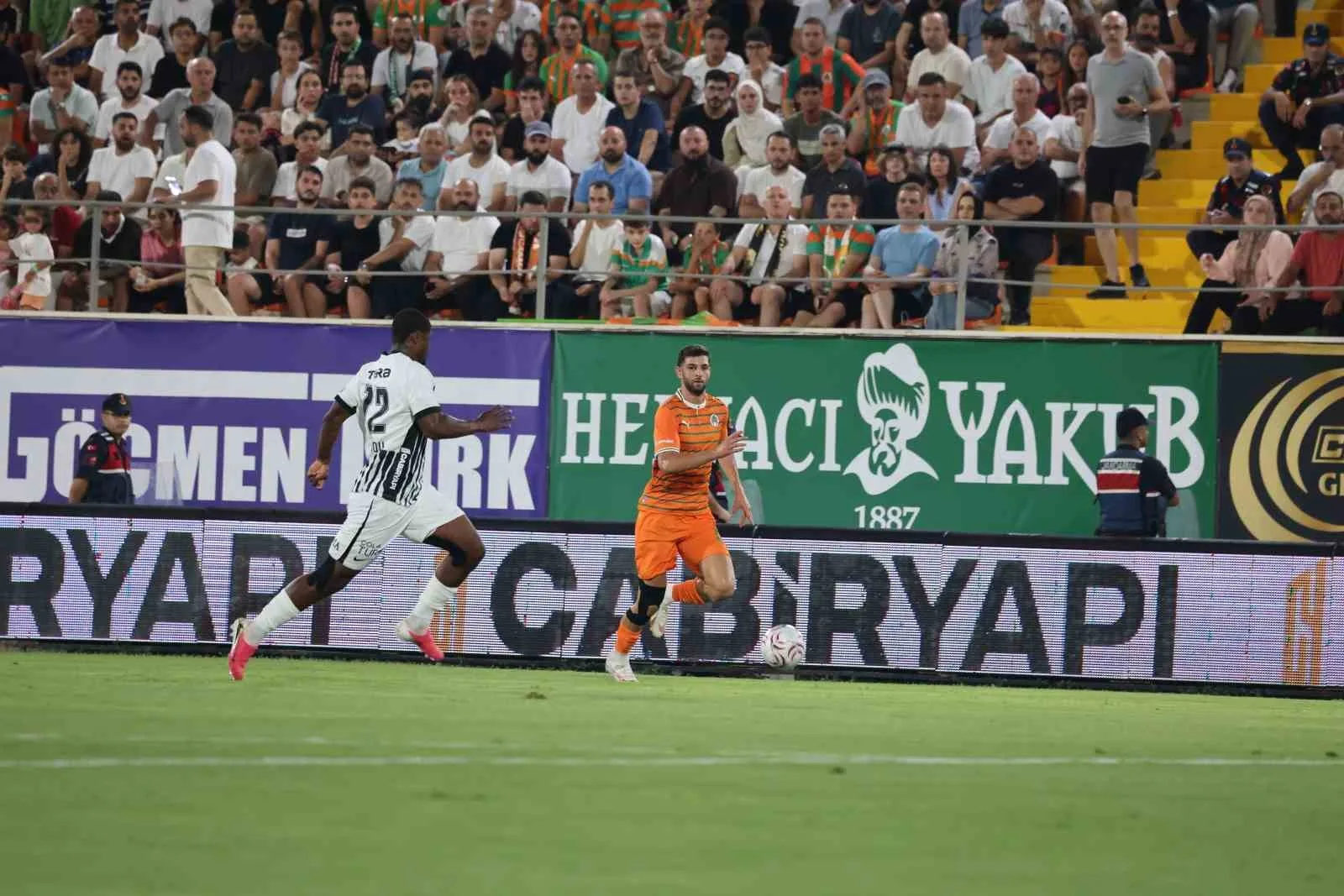 TRENDYOL SÜPER LİG’İN 2. HAFTA MAÇINDA CORENDON ALANYASPOR, SAHASINDA BEŞİKTAŞ İLE KARŞI KARŞIYA GELİYOR. MÜCADELENİN İLKYARISI GOLSÜZ EŞİTLİKTE NOKTALANDI.