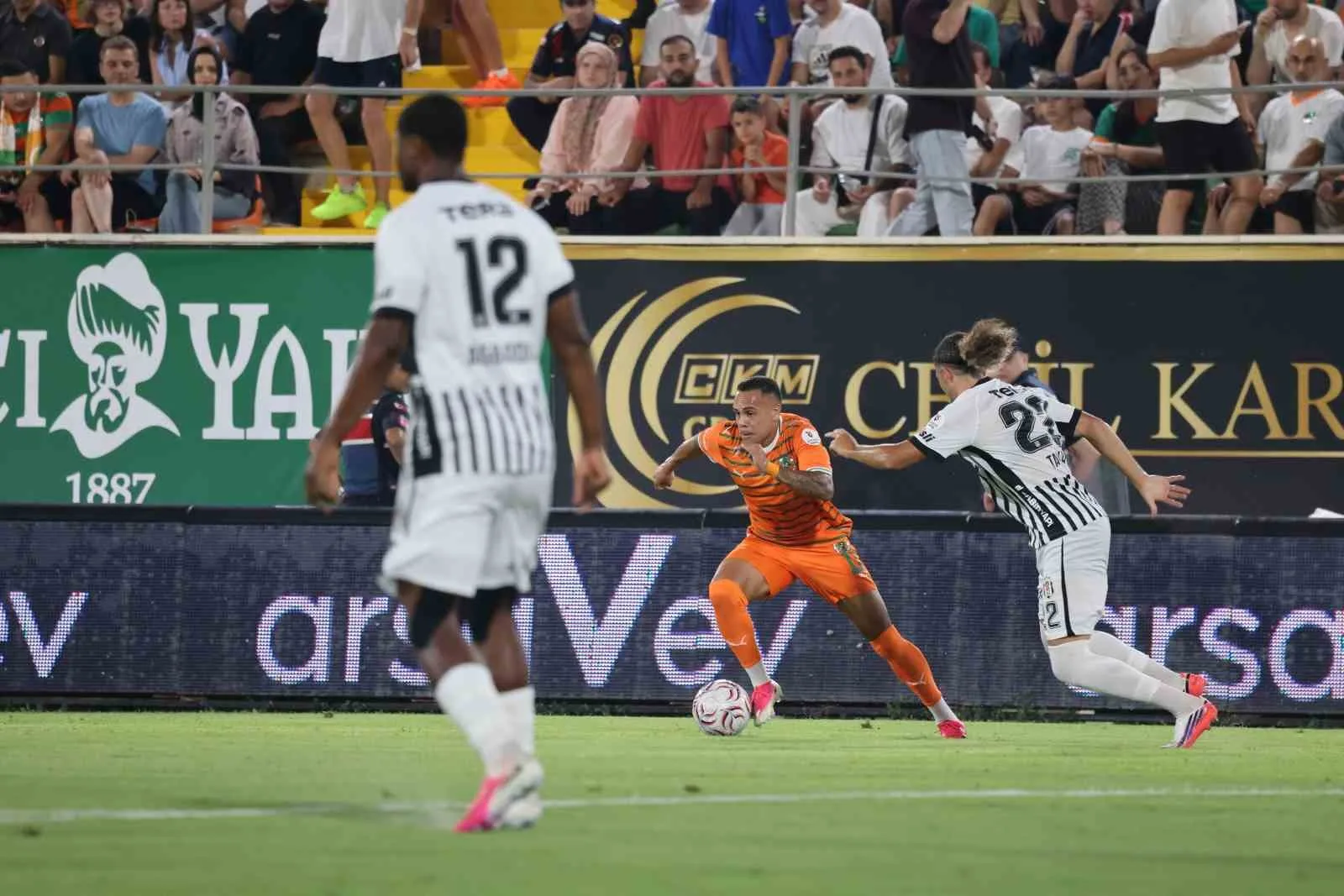 TRENDYOL SÜPER LİG’İN 2. HAFTA MAÇINDA CORENDON ALANYASPOR, SAHASINDA BEŞİKTAŞ İLE KARŞI KARŞIYA GELİYOR. MÜCADELENİN İLKYARISI GOLSÜZ EŞİTLİKTE NOKTALANDI.
