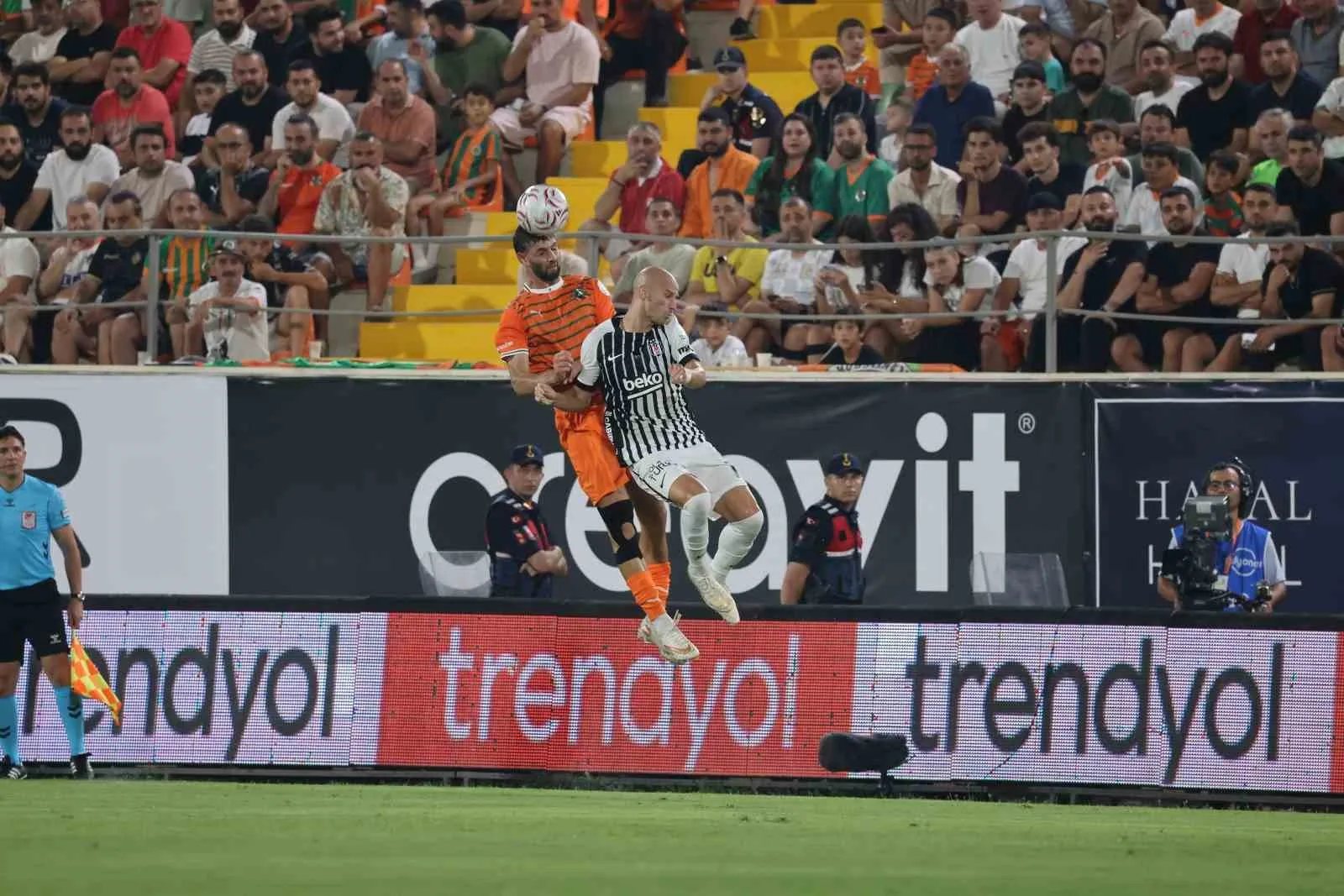 TRENDYOL SÜPER LİG’İN 2. HAFTA MAÇINDA CORENDON ALANYASPOR, SAHASINDA BEŞİKTAŞ İLE KARŞI KARŞIYA GELİYOR. MÜCADELENİN İLKYARISI GOLSÜZ EŞİTLİKTE NOKTALANDI.