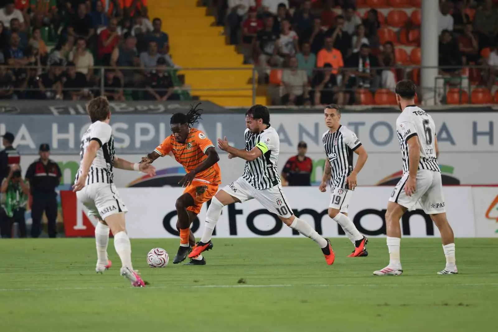 TRENDYOL SÜPER LİG’İN 2. HAFTA MAÇINDA CORENDON ALANYASPOR, SAHASINDA BEŞİKTAŞ İLE KARŞI KARŞIYA GELİYOR. MÜCADELENİN İLKYARISI GOLSÜZ EŞİTLİKTE NOKTALANDI.