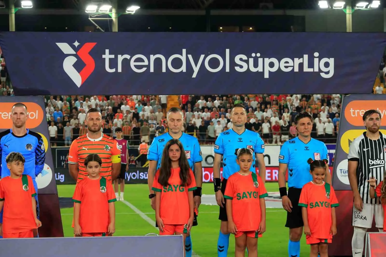 TRENDYOL SÜPER LİG'İN 2. HAFTASINDA CORENDON ALANYASPOR, SAHASINDA BEŞİKTAŞ İLE KARŞILAŞIYOR. MÜCADELENİN 15 DAKİKASI GOLSÜZ EŞİTLİKLE GEÇİLDİ.