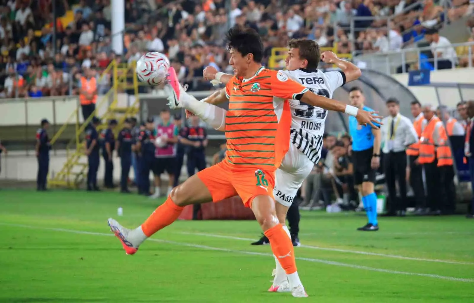 TRENDYOL SÜPER LİG'İN 2. HAFTASINDA CORENDON ALANYASPOR, SAHASINDA BEŞİKTAŞ İLE KARŞILAŞIYOR. MÜCADELENİN 15 DAKİKASI GOLSÜZ EŞİTLİKLE GEÇİLDİ.