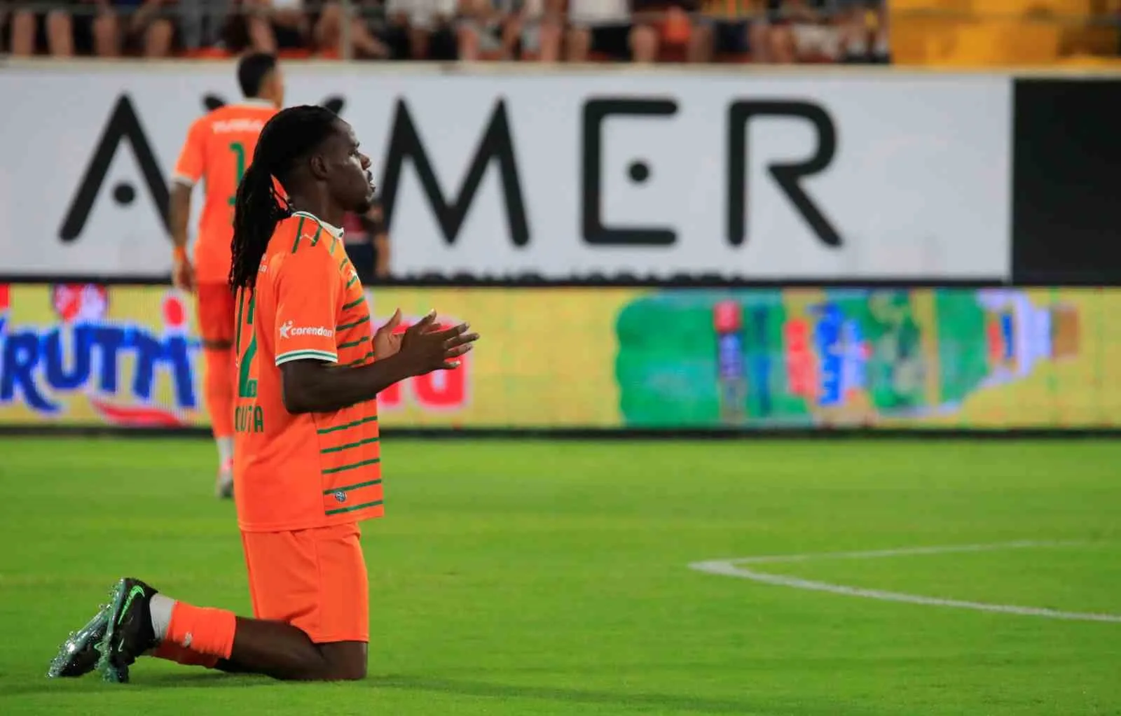 TRENDYOL SÜPER LİG'İN 2. HAFTASINDA CORENDON ALANYASPOR, SAHASINDA BEŞİKTAŞ İLE KARŞILAŞIYOR. MÜCADELENİN 15 DAKİKASI GOLSÜZ EŞİTLİKLE GEÇİLDİ.