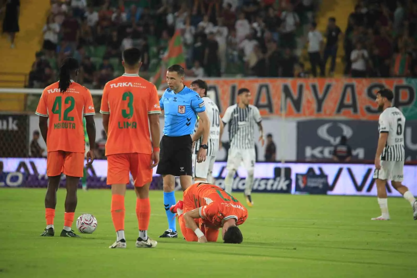 TRENDYOL SÜPER LİG'İN 2. HAFTASINDA CORENDON ALANYASPOR, SAHASINDA BEŞİKTAŞ İLE KARŞILAŞIYOR. MÜCADELENİN 15 DAKİKASI GOLSÜZ EŞİTLİKLE GEÇİLDİ.