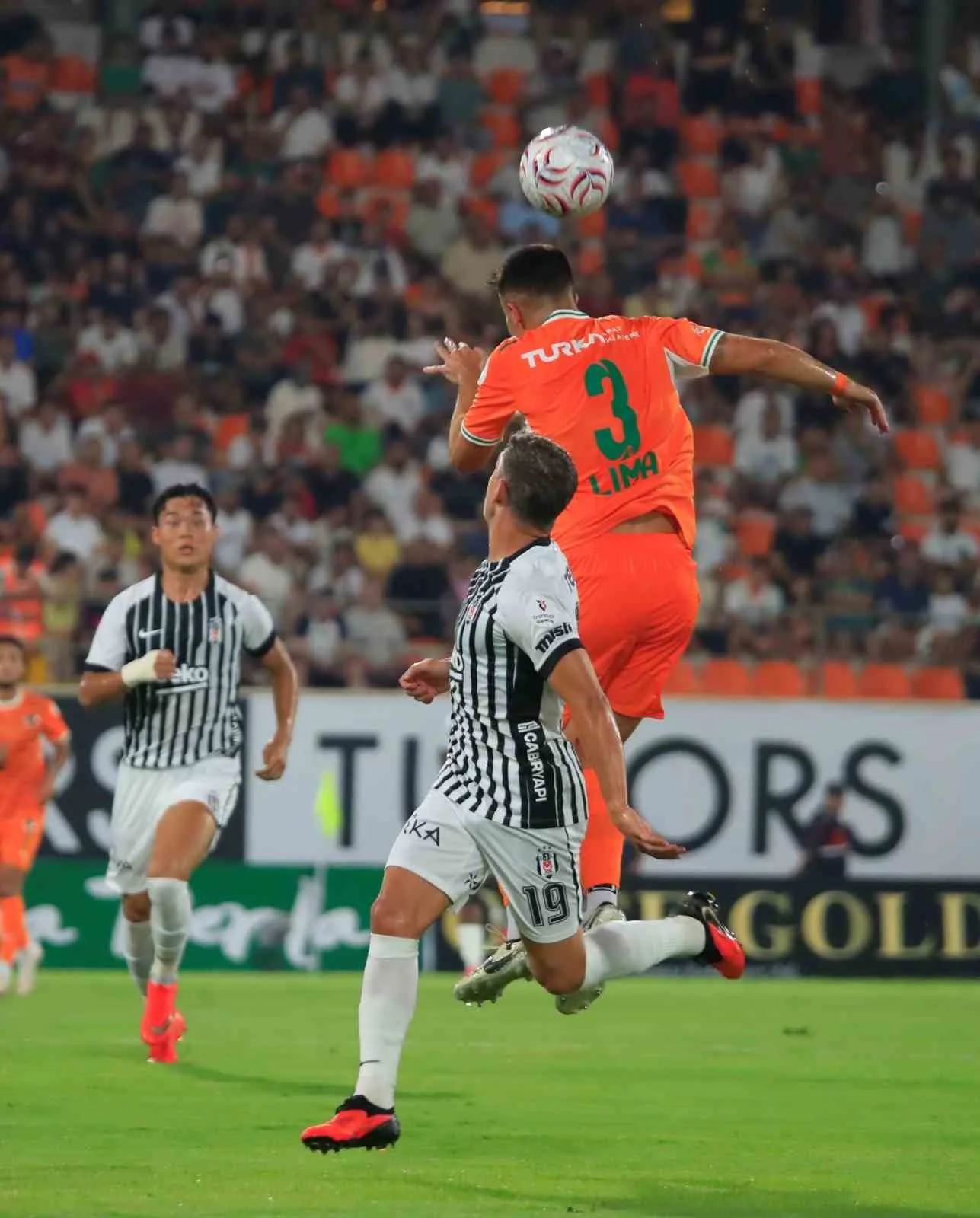 TRENDYOL SÜPER LİG'İN 2. HAFTASINDA CORENDON ALANYASPOR, SAHASINDA BEŞİKTAŞ İLE KARŞILAŞIYOR. MÜCADELENİN 15 DAKİKASI GOLSÜZ EŞİTLİKLE GEÇİLDİ.