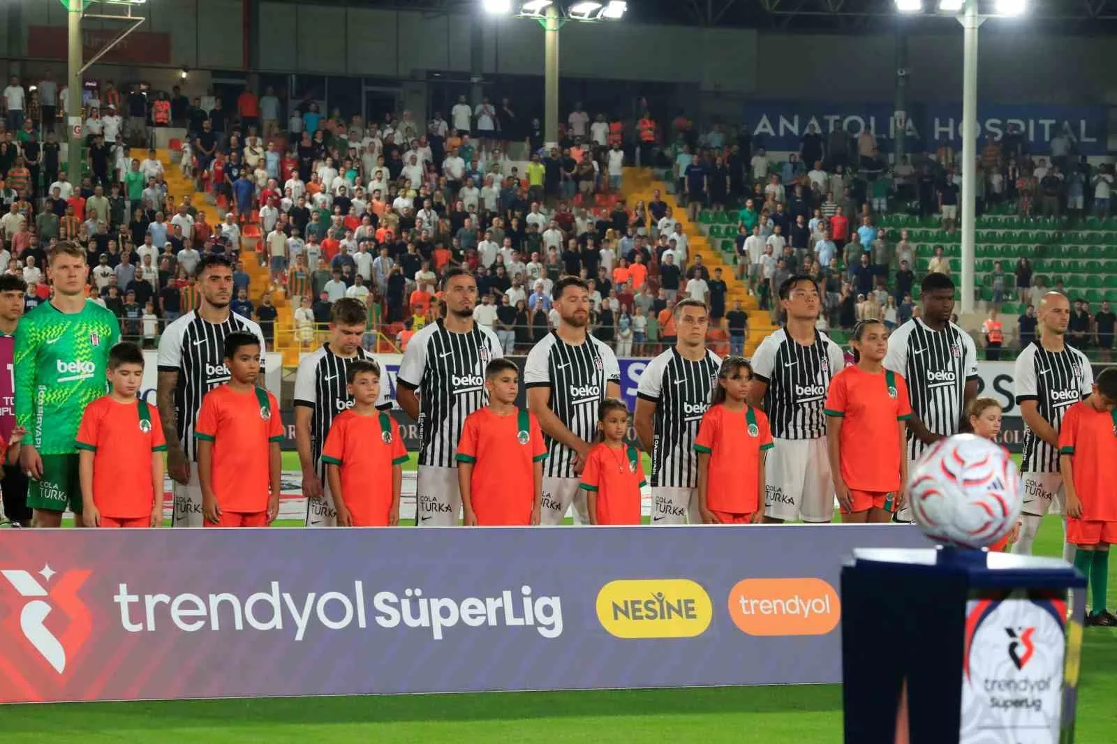 TRENDYOL SÜPER LİG'İN 2. HAFTASINDA CORENDON ALANYASPOR, SAHASINDA BEŞİKTAŞ İLE KARŞILAŞIYOR. MÜCADELENİN 15 DAKİKASI GOLSÜZ EŞİTLİKLE GEÇİLDİ.