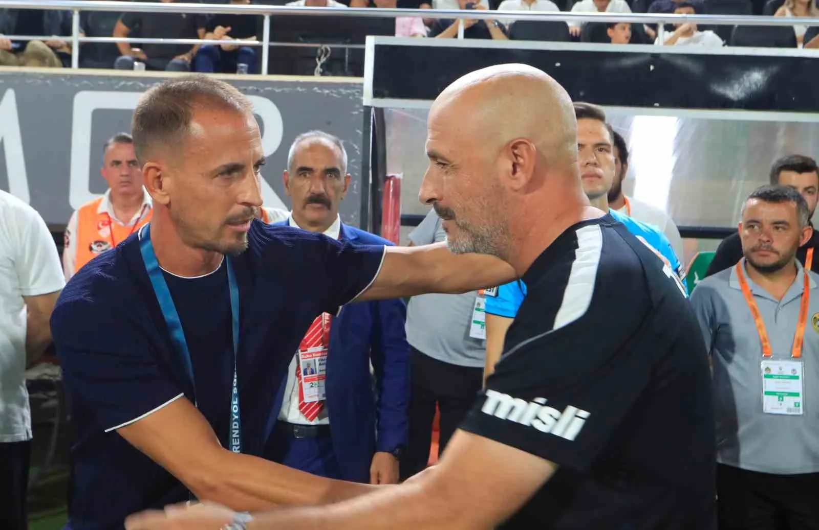 TRENDYOL SÜPER LİG'İN 2. HAFTASINDA CORENDON ALANYASPOR, SAHASINDA BEŞİKTAŞ İLE KARŞILAŞIYOR. MÜCADELENİN 15 DAKİKASI GOLSÜZ EŞİTLİKLE GEÇİLDİ.