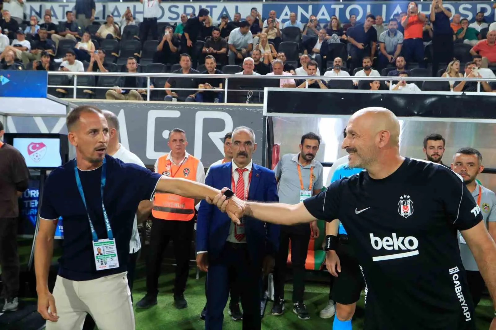 TRENDYOL SÜPER LİG'İN 2. HAFTASINDA CORENDON ALANYASPOR, SAHASINDA BEŞİKTAŞ İLE KARŞILAŞIYOR. MÜCADELENİN 15 DAKİKASI GOLSÜZ EŞİTLİKLE GEÇİLDİ.