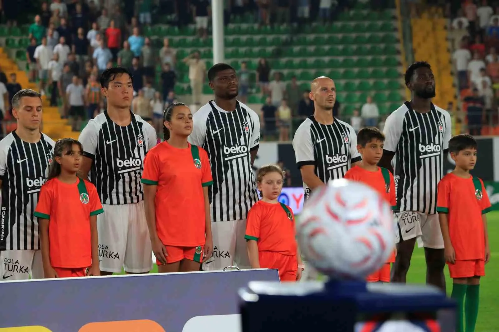 TRENDYOL SÜPER LİG'İN 2. HAFTASINDA CORENDON ALANYASPOR, SAHASINDA BEŞİKTAŞ İLE KARŞILAŞIYOR. MÜCADELENİN 15 DAKİKASI GOLSÜZ EŞİTLİKLE GEÇİLDİ.