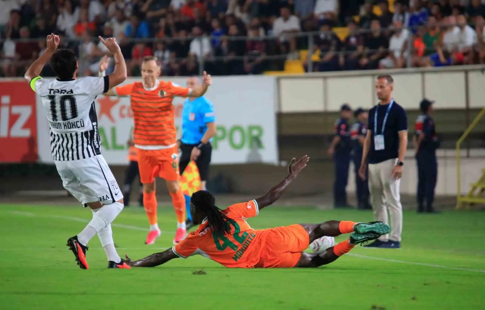 TRENDYOL SÜPER LİG'İN 2. HAFTASINDA CORENDON ALANYASPOR, SAHASINDA BEŞİKTAŞ İLE KARŞILAŞIYOR. MÜCADELENİN 15 DAKİKASI GOLSÜZ EŞİTLİKLE GEÇİLDİ.